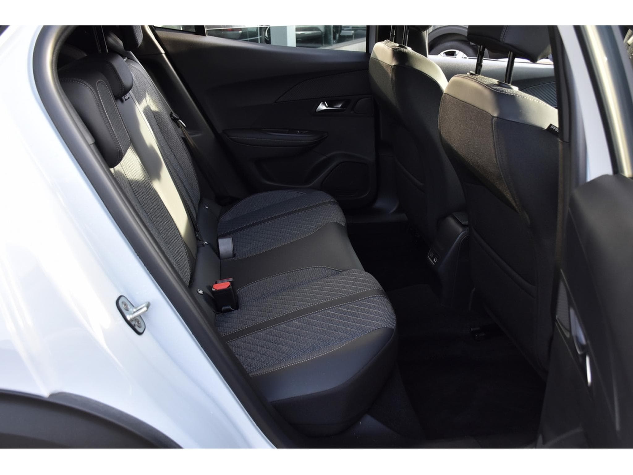 Peugeot 2008 1.2 Hybrid 145 Allure e-DCS6 ACC LANE SIDE GPS CAM360 1°MAIN (2025) - Foto 7