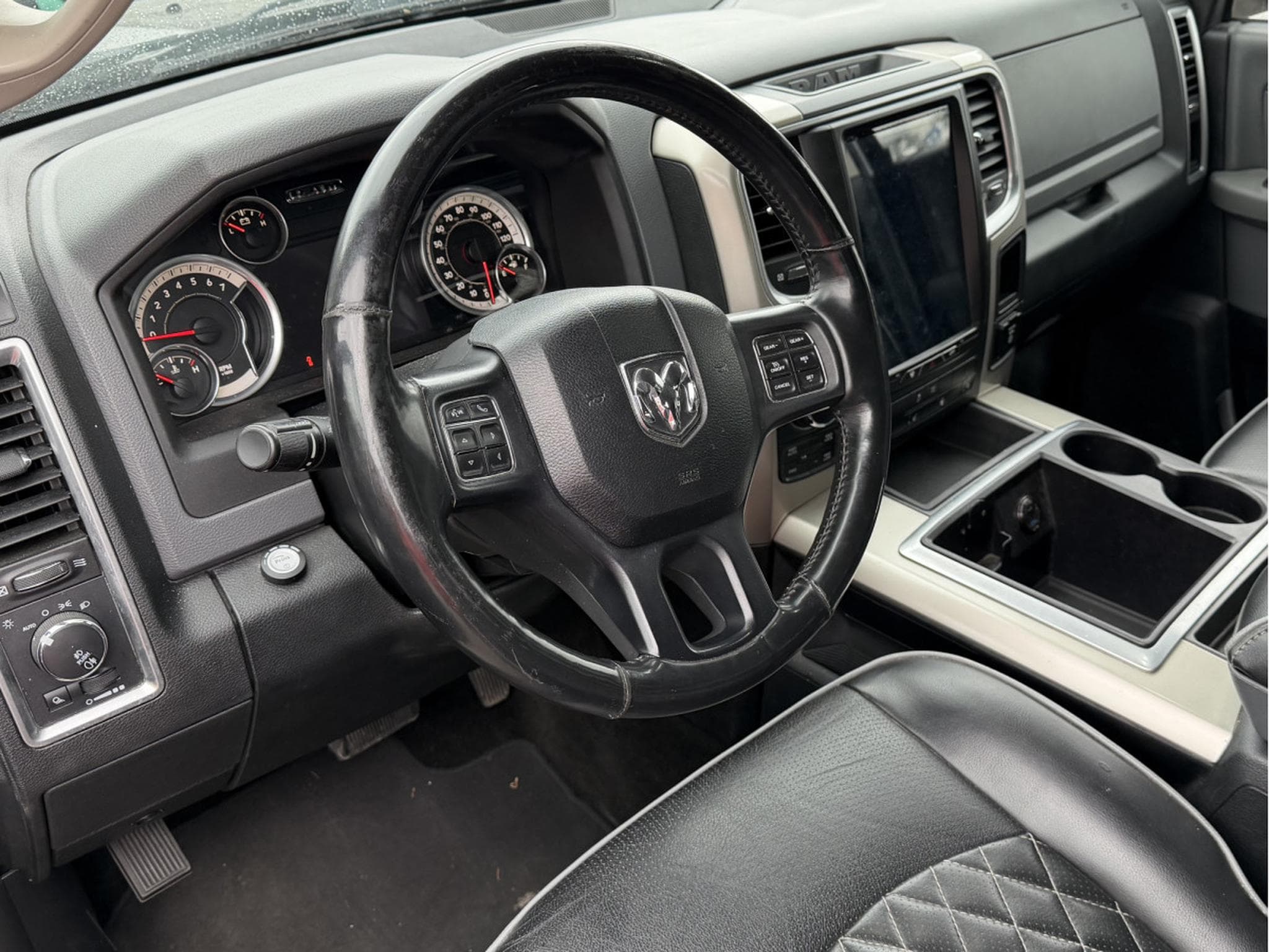Dodge RAM 1500 SLT 5.7 HEMI GAZ AUTO CUIR NAVI (2015) - Photo 6