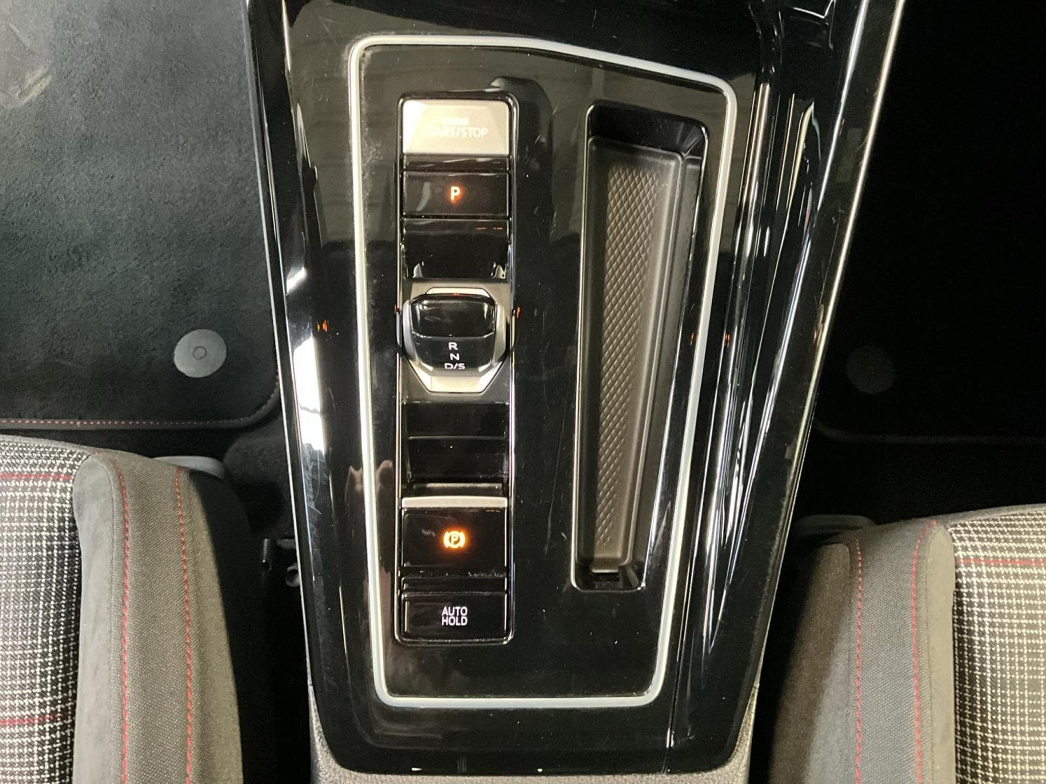 VW Golf GTI+DSG+Led+LM19+Pano+AHK (2024) - Photo 12