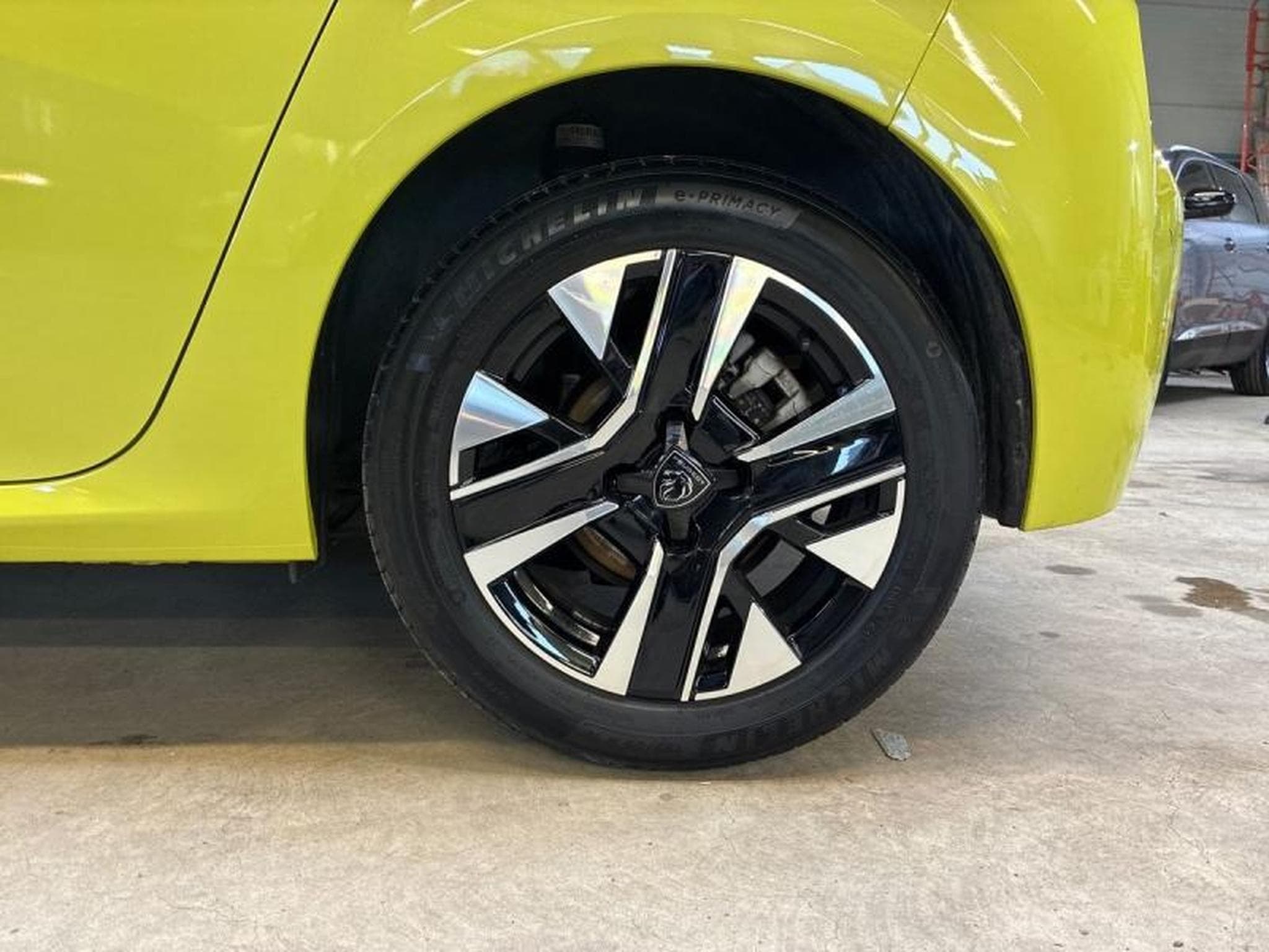 PEUGEOT 208 1.2 Hybrid 100ch Allure e-DCS6 (2024) - Foto 6
