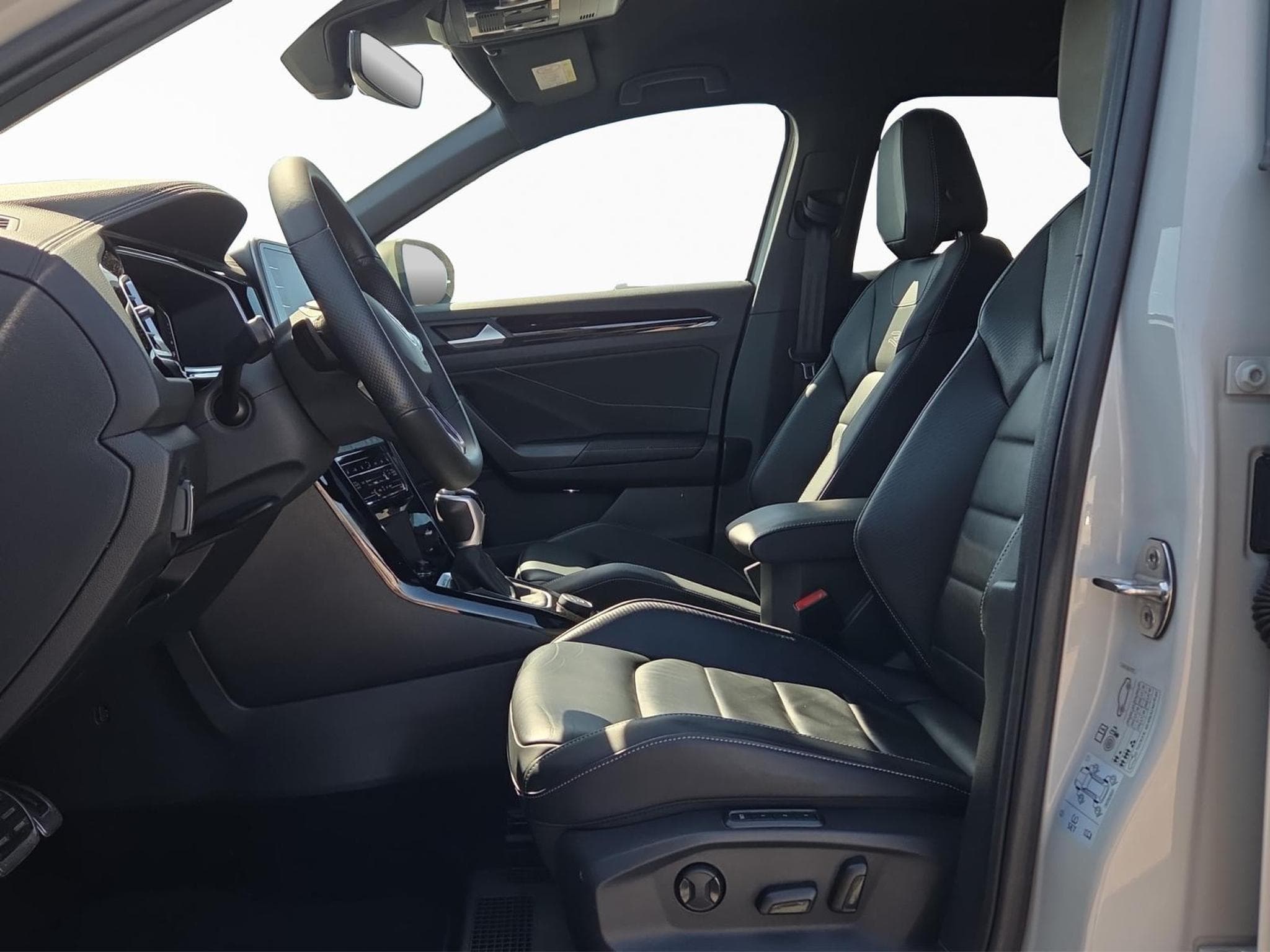 VW T-Roc R-Line+DSG+4M+RearView (2022) - Photo 9