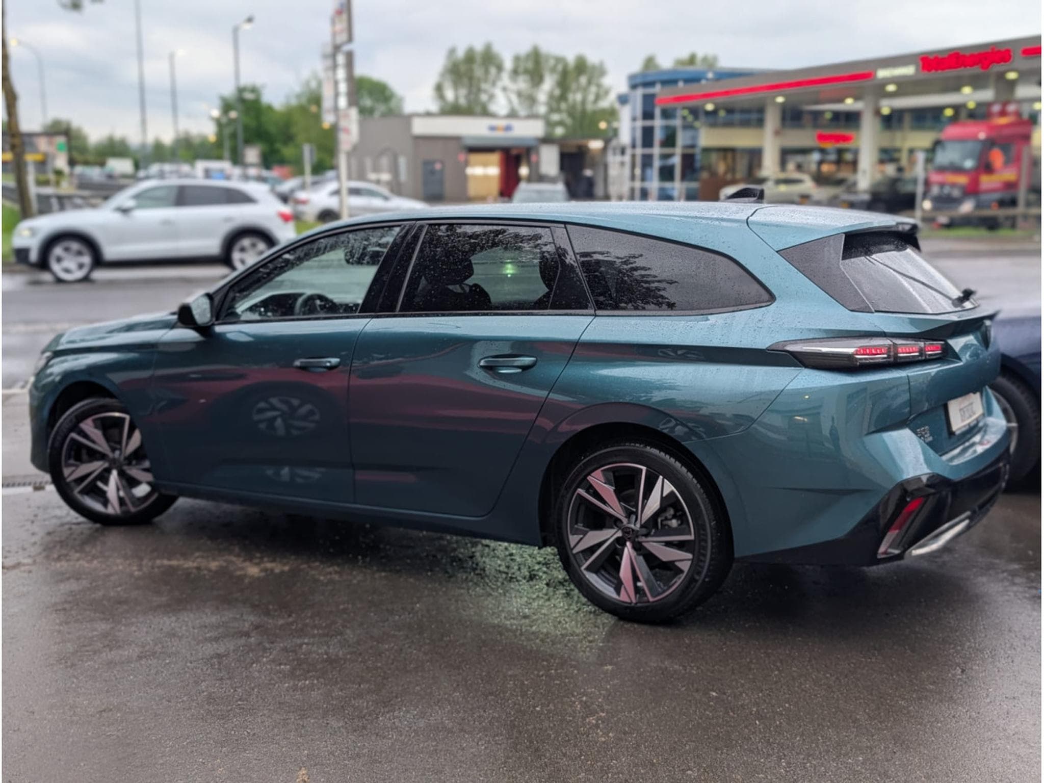 Peugeot 308 SW ALLURE 1.2 PURETECH 96KW (2024) - Foto 3