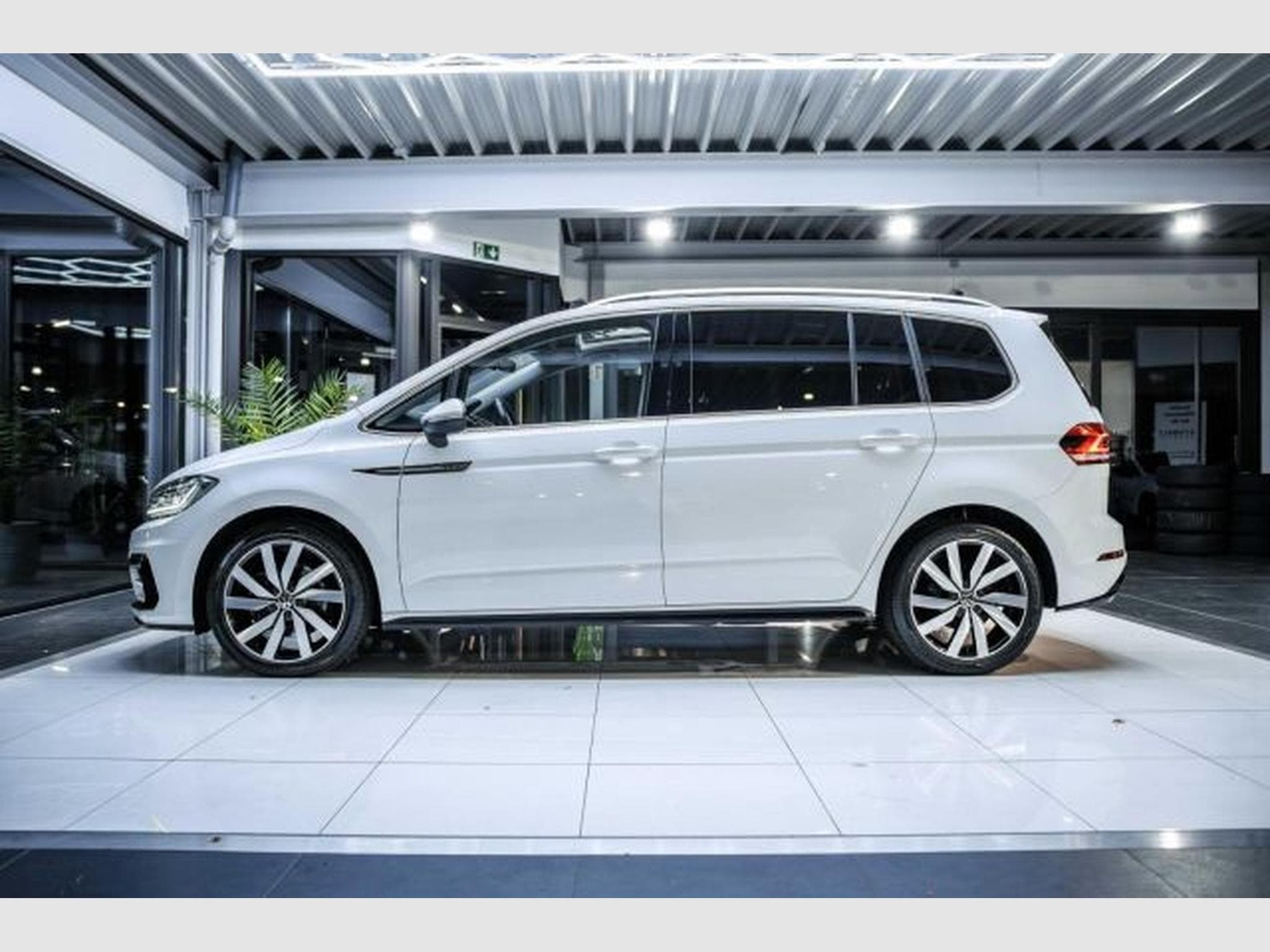 VW Touran Touran 1.5 TSI DSG R-Line NAVI RFK ACC LED PANO (2021) - Foto 11