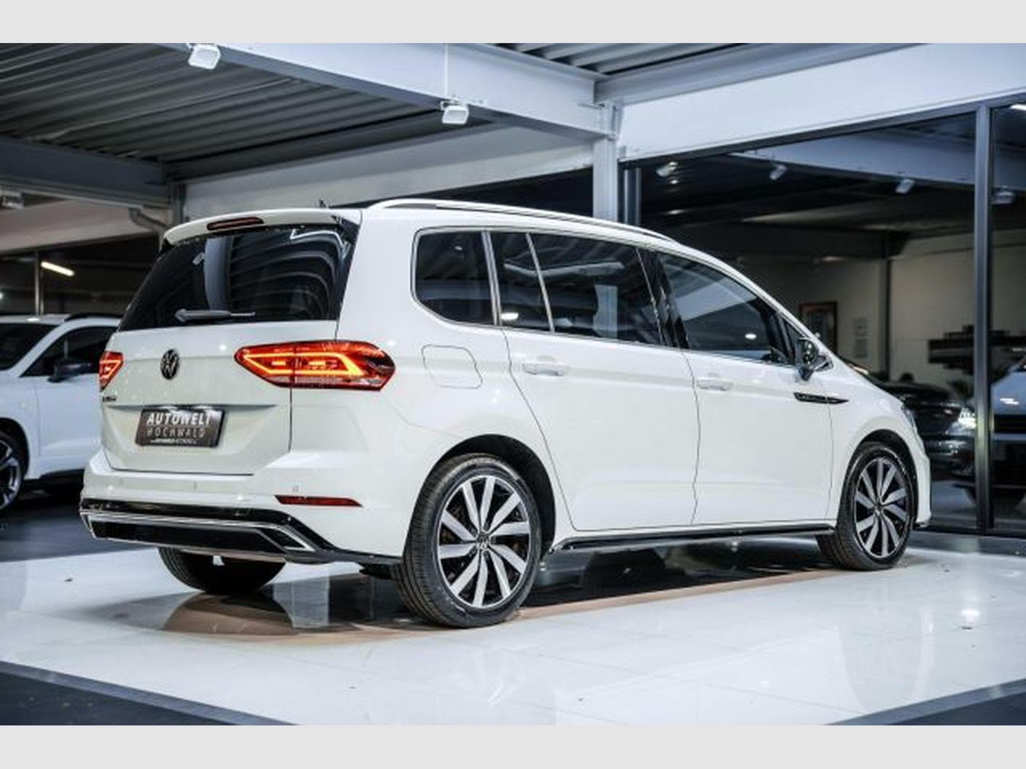 VW Touran Touran 1.5 TSI DSG R-Line NAVI RFK ACC LED PANO (2021) - Foto 14
