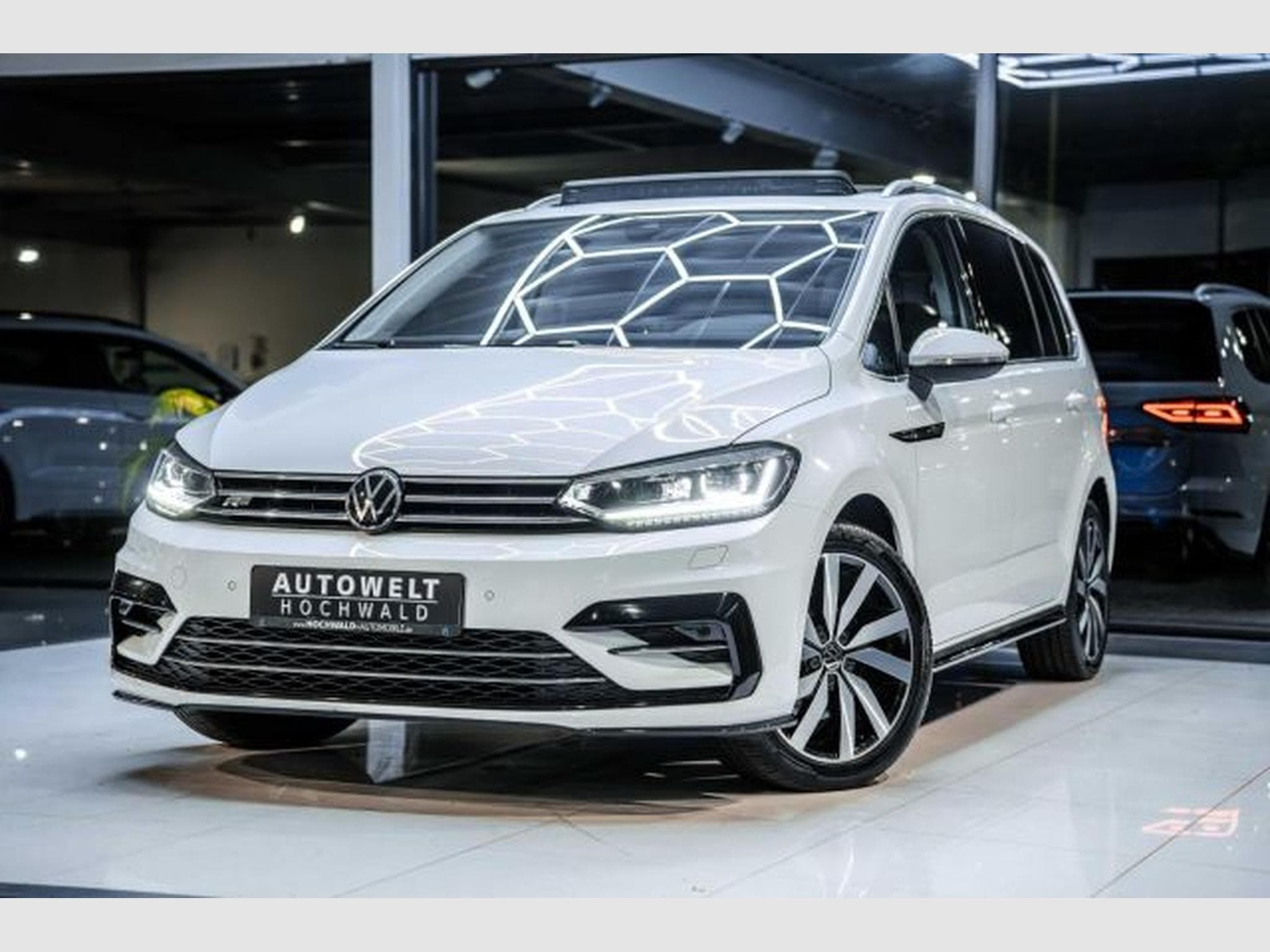 VW Touran Touran 1.5 TSI DSG R-Line NAVI RFK ACC LED PANO (2021) - Foto 2