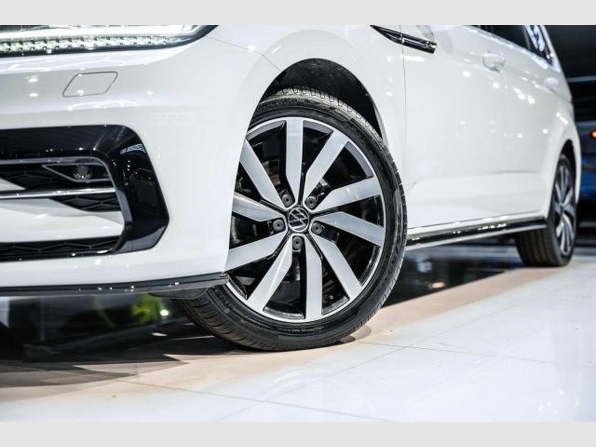 VW Touran Touran 1.5 TSI DSG R-Line NAVI RFK ACC LED PANO (2021) - Foto 3