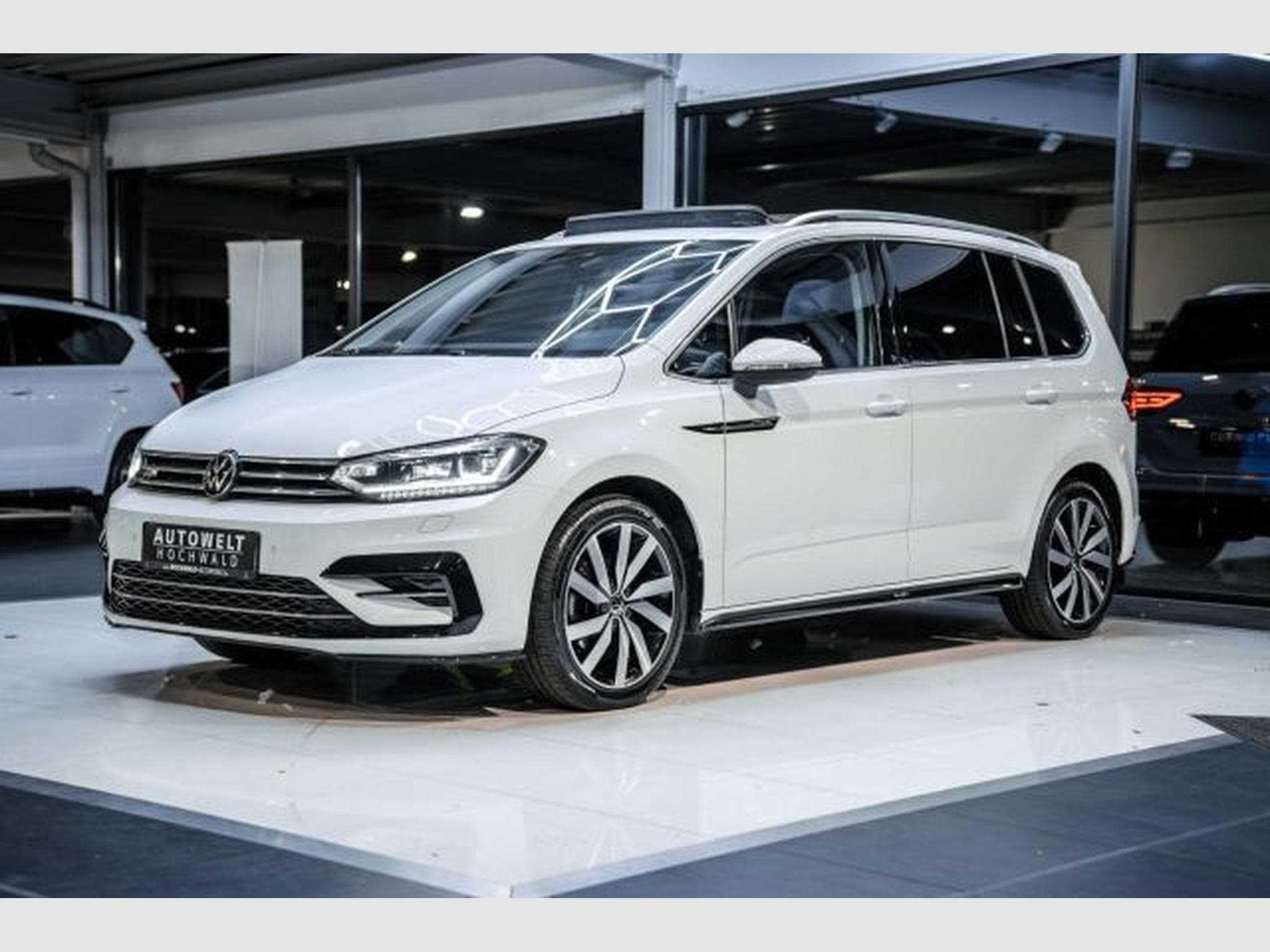 VW Touran Touran 1.5 TSI DSG R-Line NAVI RFK ACC LED PANO (2021) - Foto 4