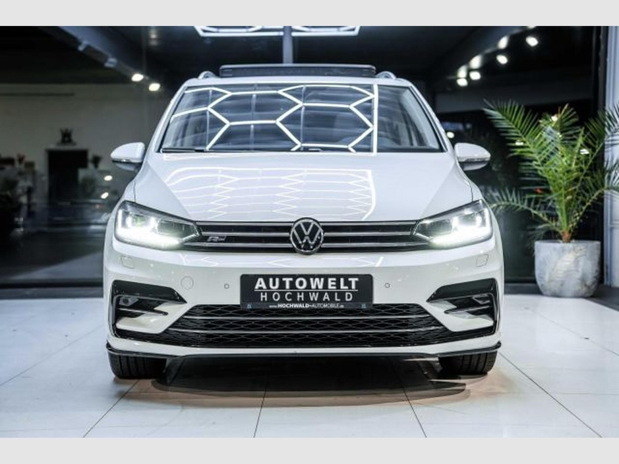 VW Touran Touran 1.5 TSI DSG R-Line NAVI RFK ACC LED PANO (2021) - Foto 5