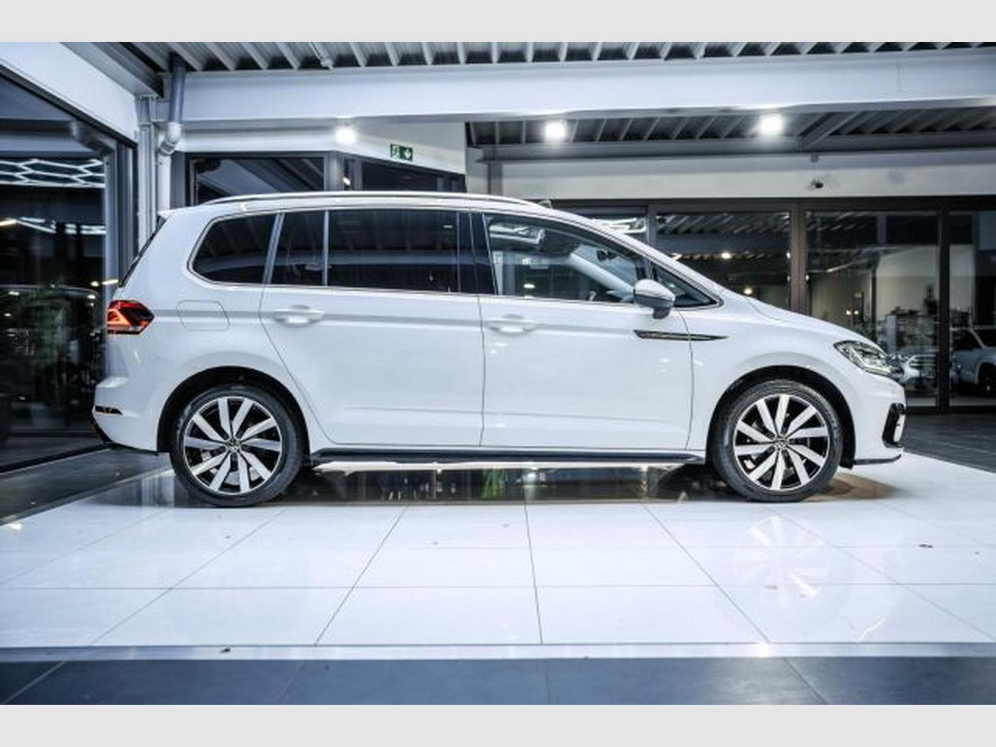 VW Touran Touran 1.5 TSI DSG R-Line NAVI RFK ACC LED PANO (2021) - Foto 7