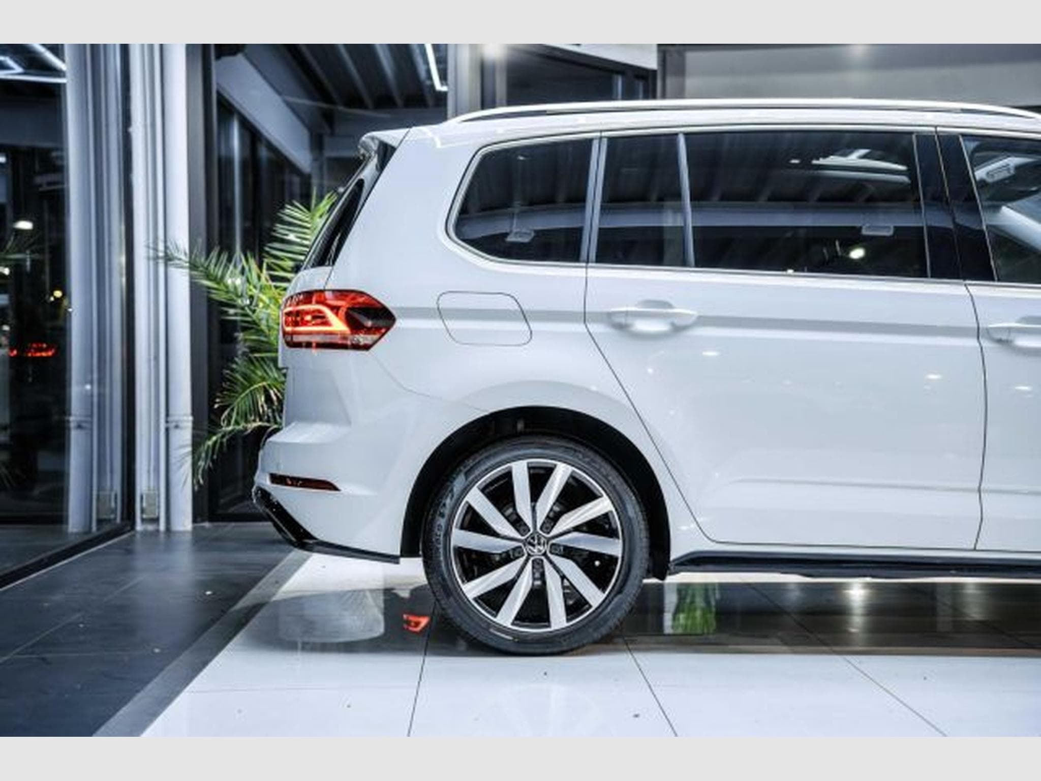 VW Touran Touran 1.5 TSI DSG R-Line NAVI RFK ACC LED PANO (2021) - Foto 8