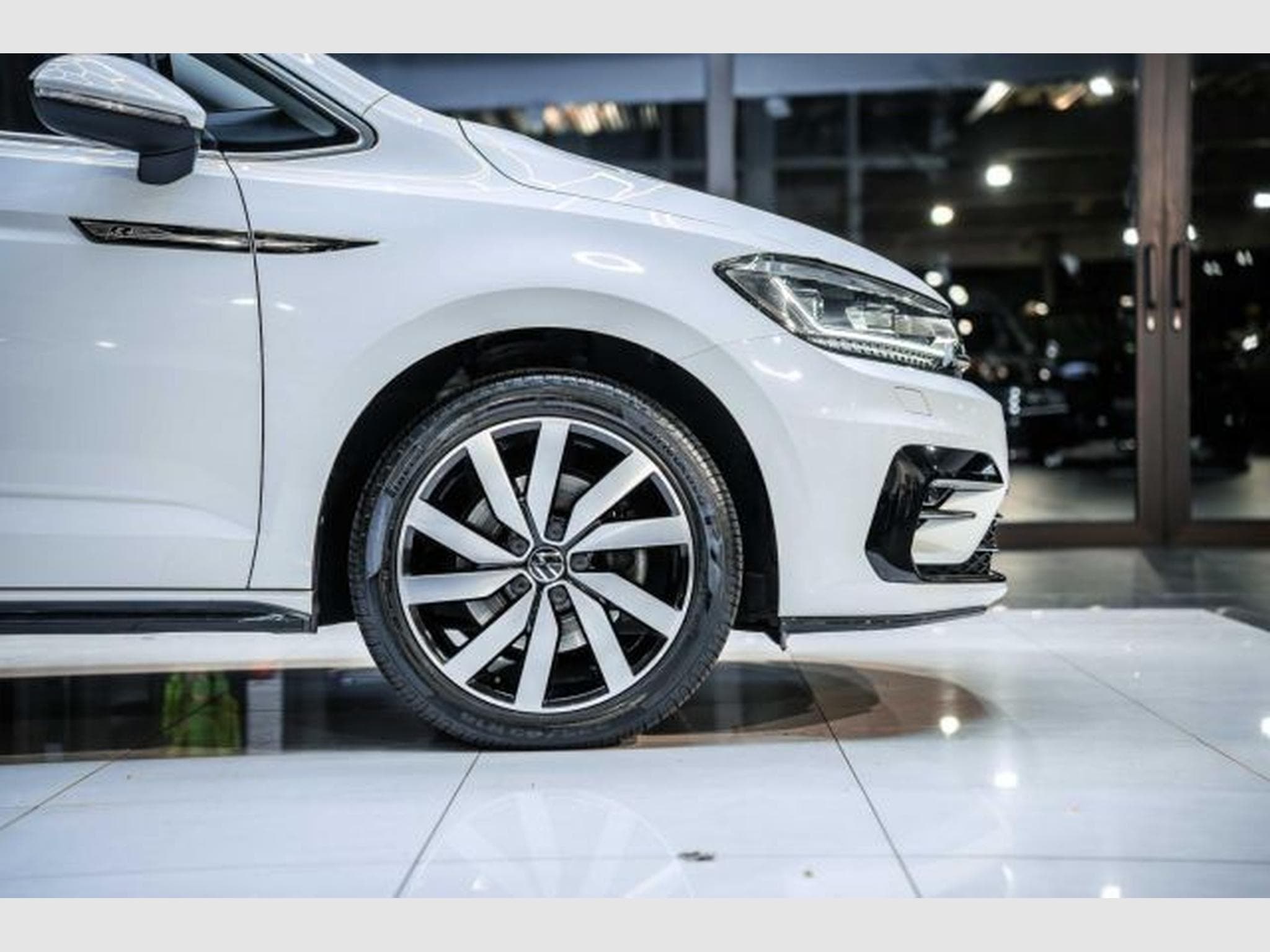 VW Touran Touran 1.5 TSI DSG R-Line NAVI RFK ACC LED PANO (2021) - Foto 9