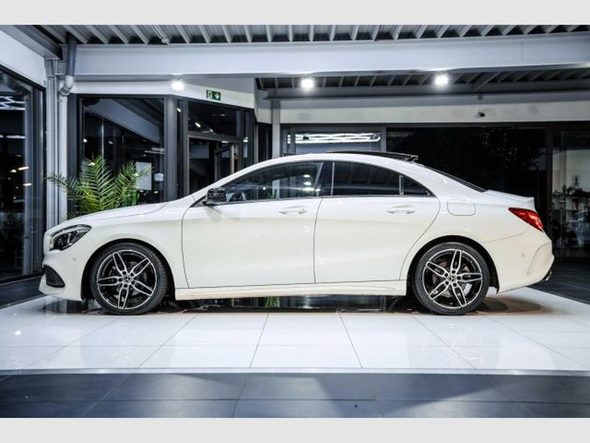 Mercedes CLA 200 CLA 200 AMG-Line Autom. NAVI LED RFK PANO Night (2017) - Foto 10