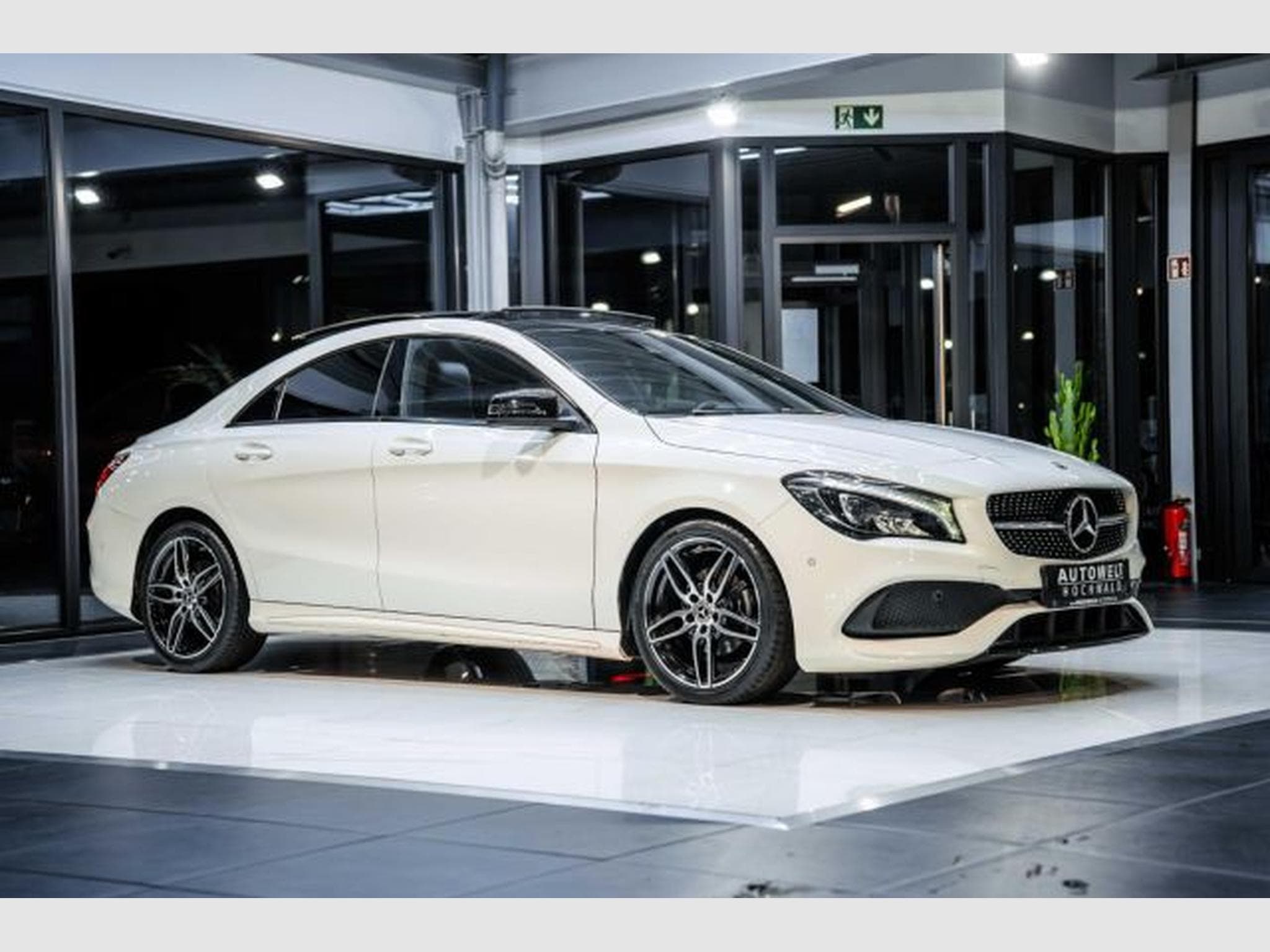 Mercedes CLA 200 CLA 200 AMG-Line Autom. NAVI LED RFK PANO Night (2017) - Foto 6