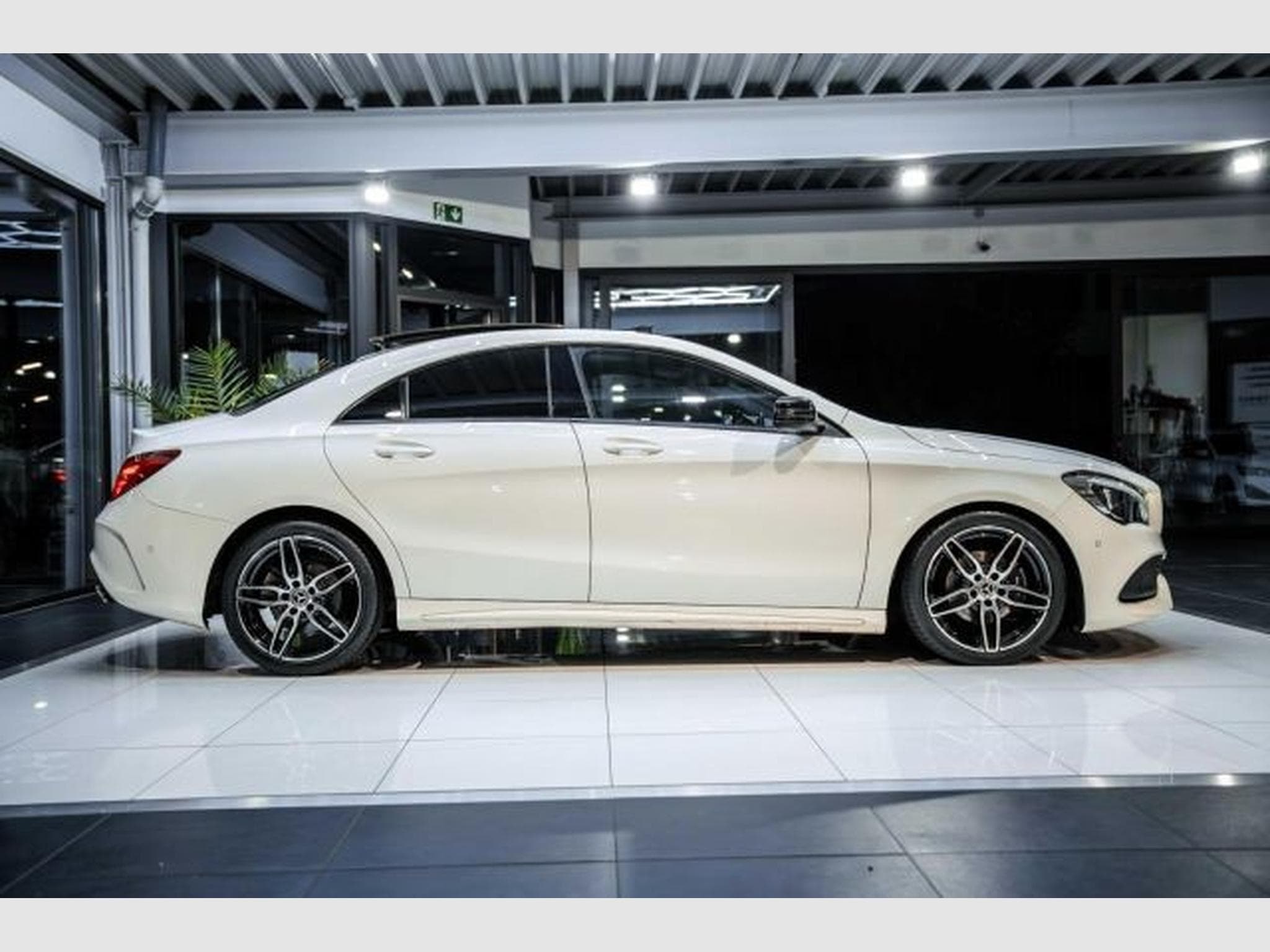 Mercedes CLA 200 CLA 200 AMG-Line Autom. NAVI LED RFK PANO Night (2017) - Foto 7