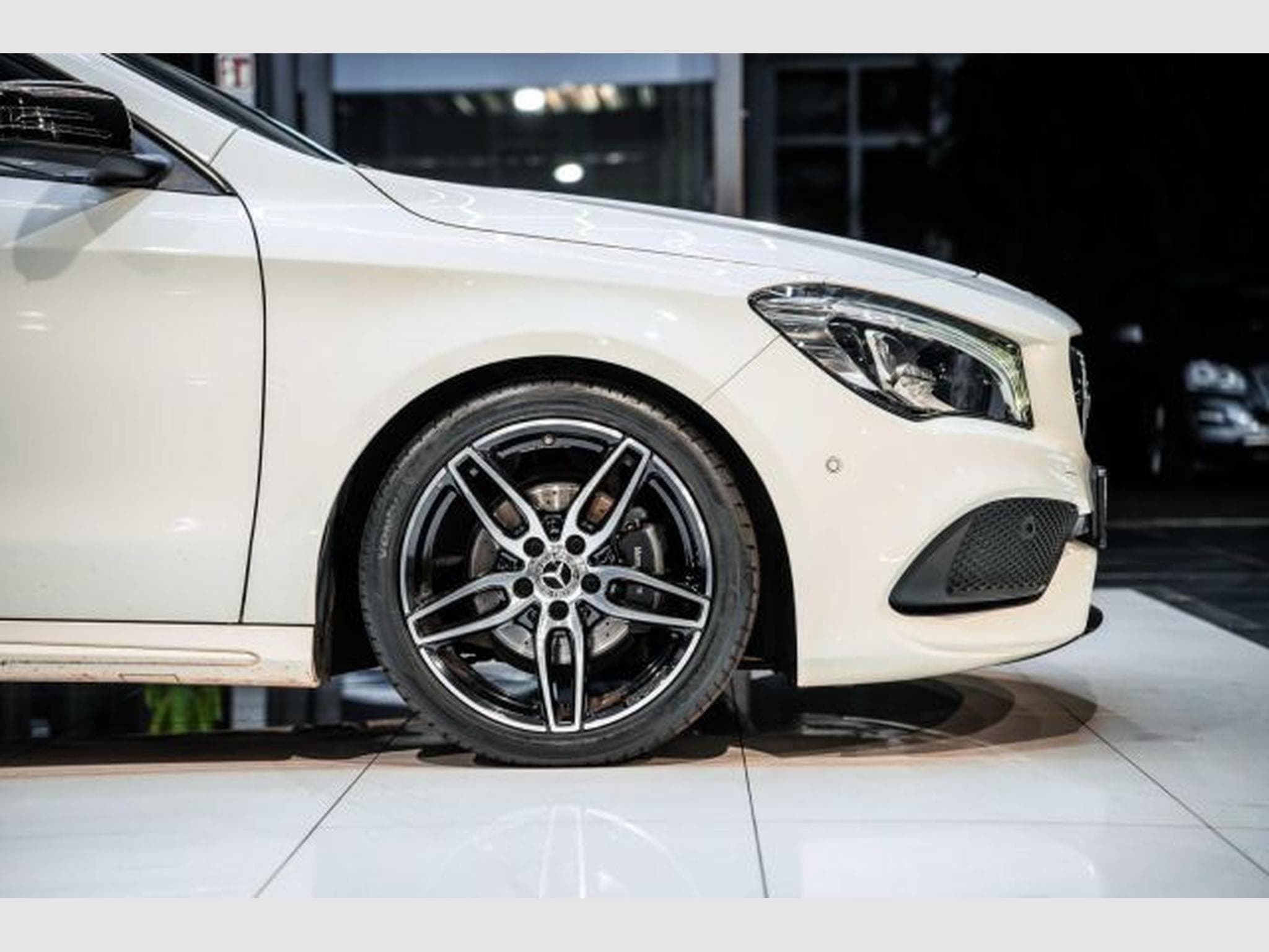 Mercedes CLA 200 CLA 200 AMG-Line Autom. NAVI LED RFK PANO Night (2017) - Foto 9