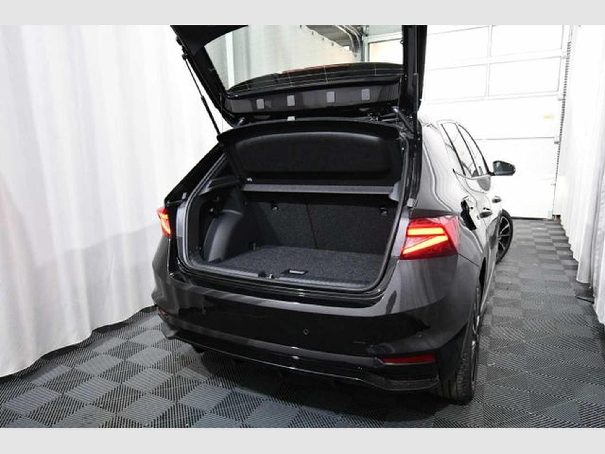 Skoda Fabia Fabia 1.5 TSI DSG Monte Carlo - Kamera, Navi, SH (2025) - Photo 4