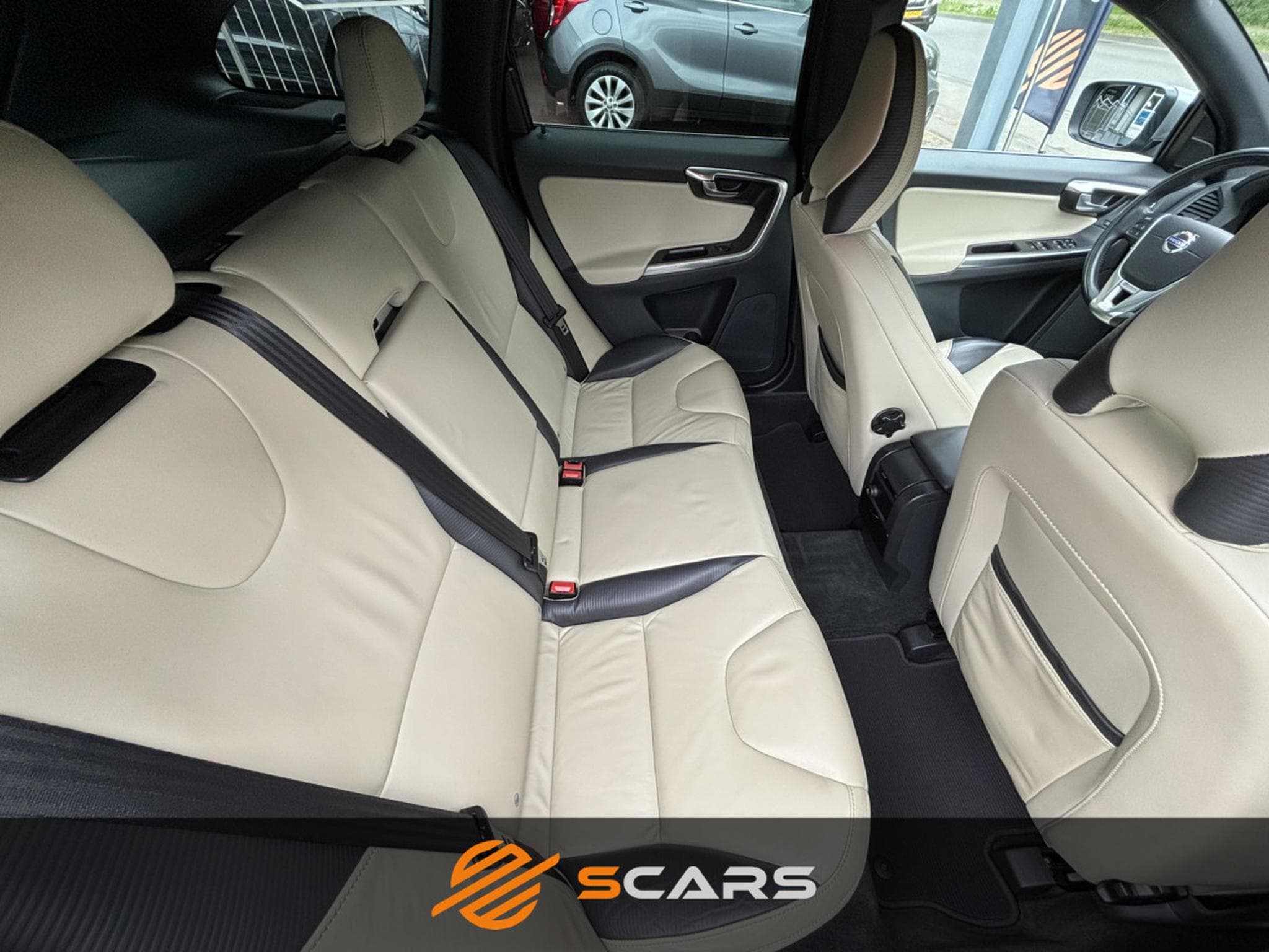 Volvo XC60 R DESIGN 2.4 D5 215CV 4x4 AWD (2012) - Photo 10