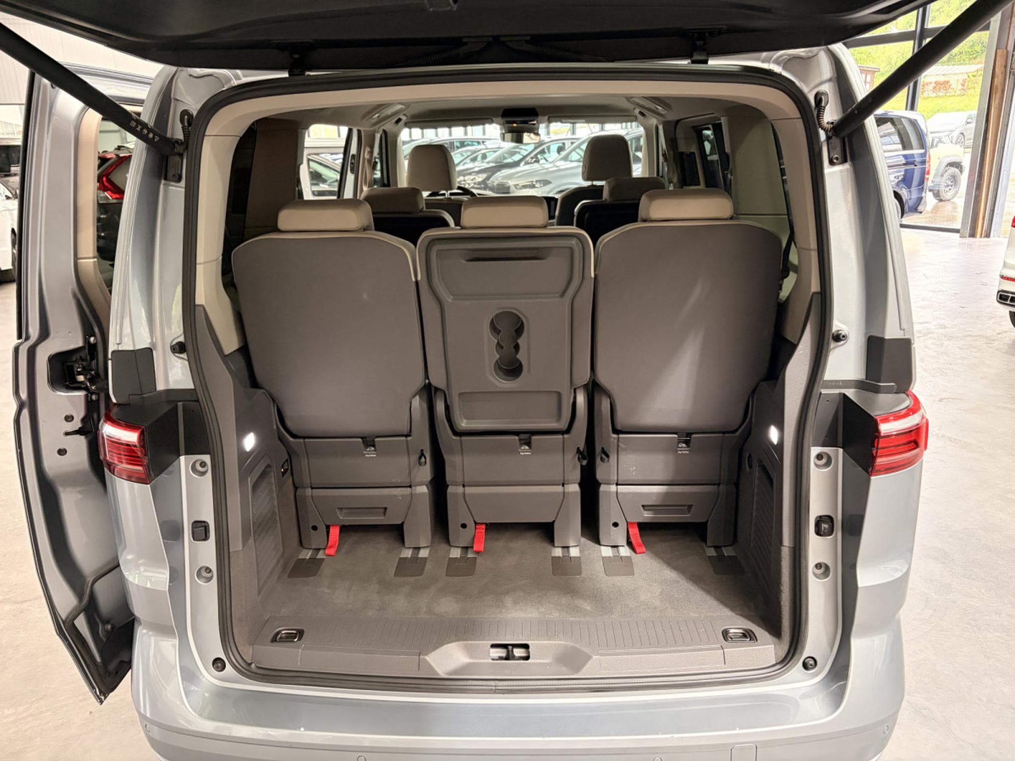 VW Multivan 2.0 TDI 150 7 places (2024) - Photo 12