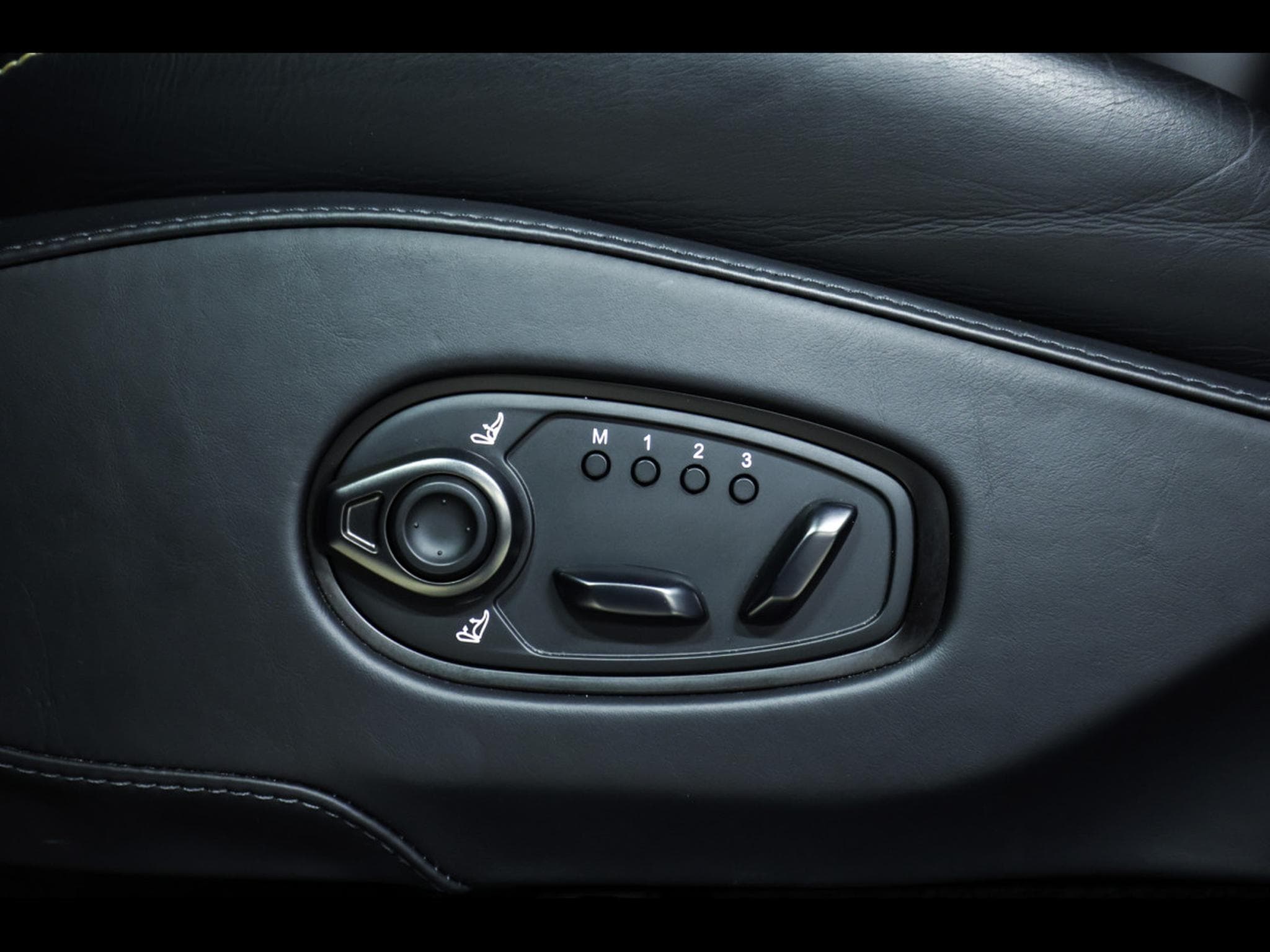 Aston-Martin DBX 707 4.0 V8 - ONYX BLACK METALLIC (2023) - Photo 16