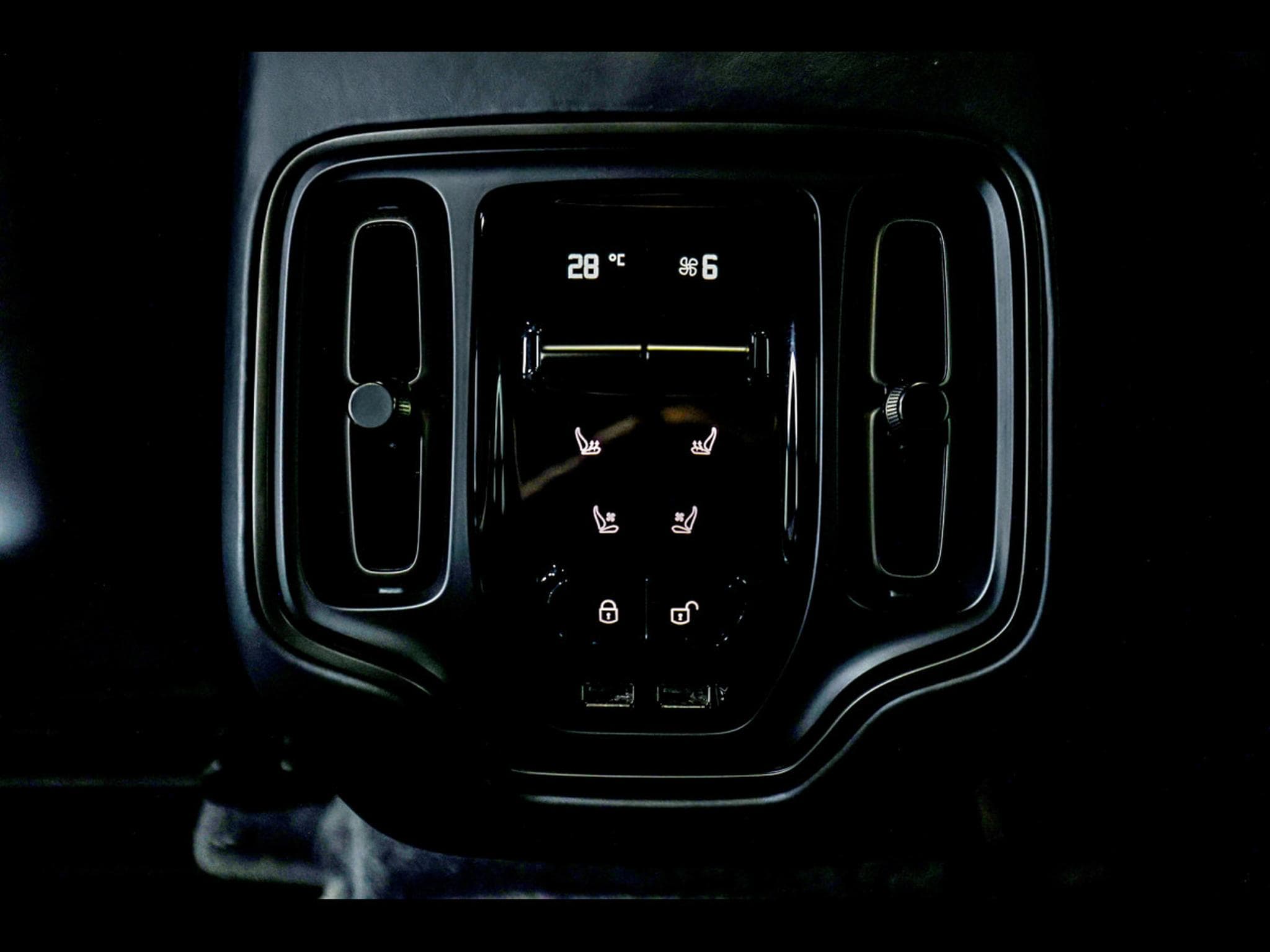 Aston-Martin DBX 707 4.0 V8 - ONYX BLACK METALLIC (2023) - Photo 21