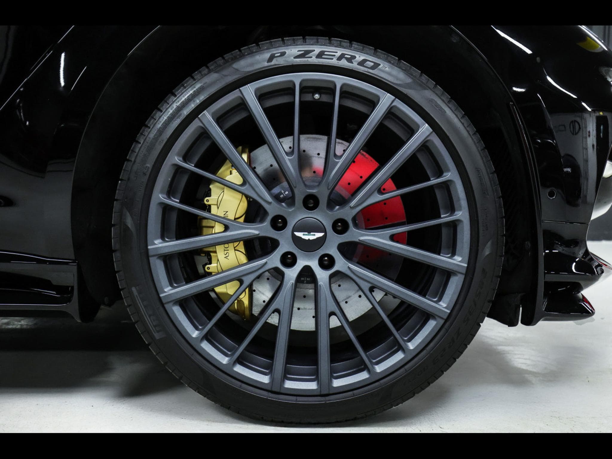 Aston-Martin DBX 707 4.0 V8 - ONYX BLACK METALLIC (2023) - Photo 8
