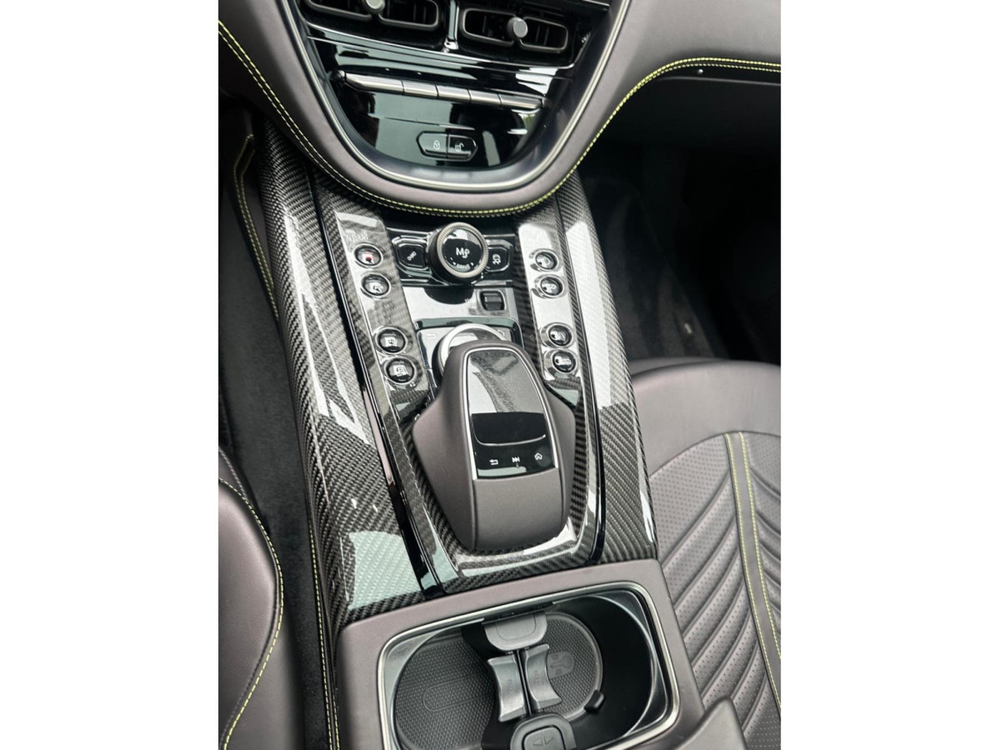 Aston-Martin DBX DBX 707 V8 4x4 / FULL CARBON (2023) - Foto 10