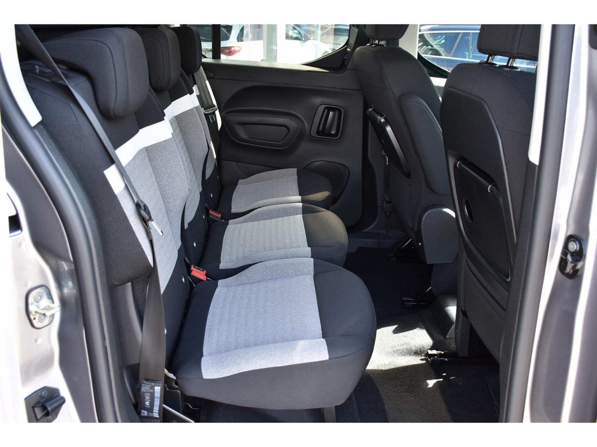 Citroën Berlingo 1.5 BlueHDI 130 EAT8 5 Pl. REGUL SMARTPHONE LED NEUF (2026) - Foto 8