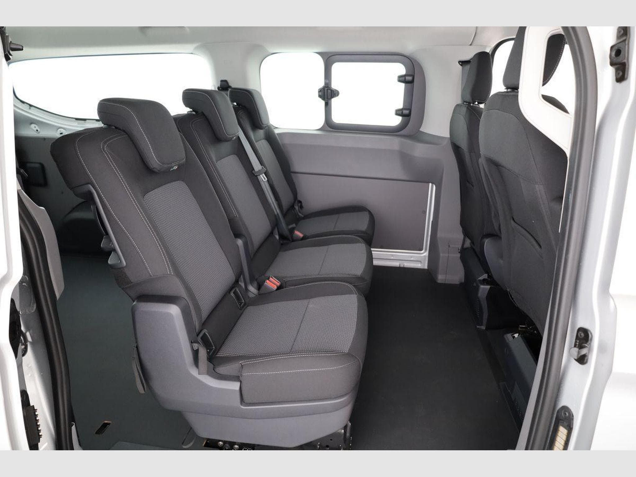 VW T7 2.0 TDI 110 kW LR (2026) - Photo 10