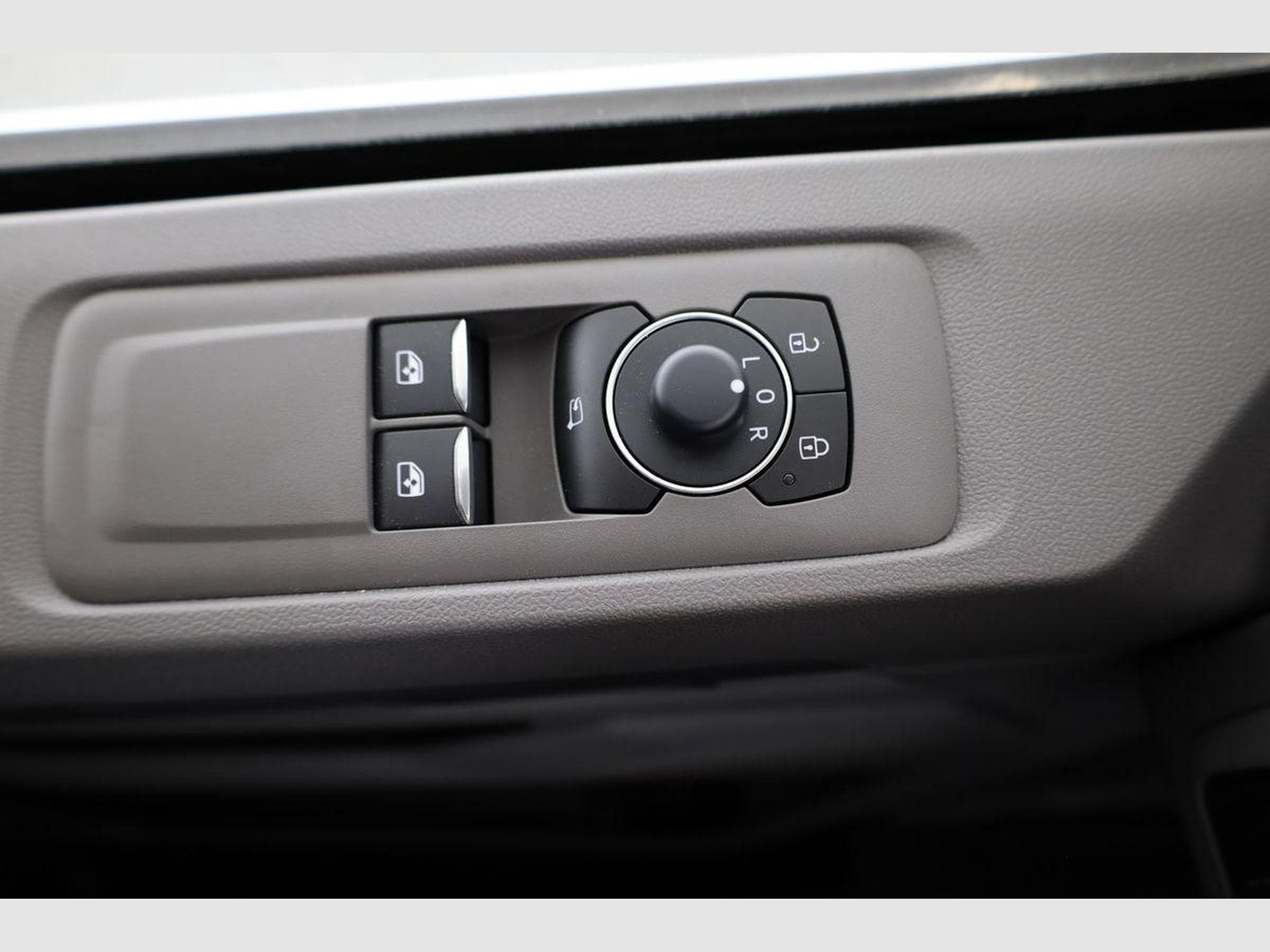 VW T7 2.0 TDI 110 kW LR (2026) - Photo 6