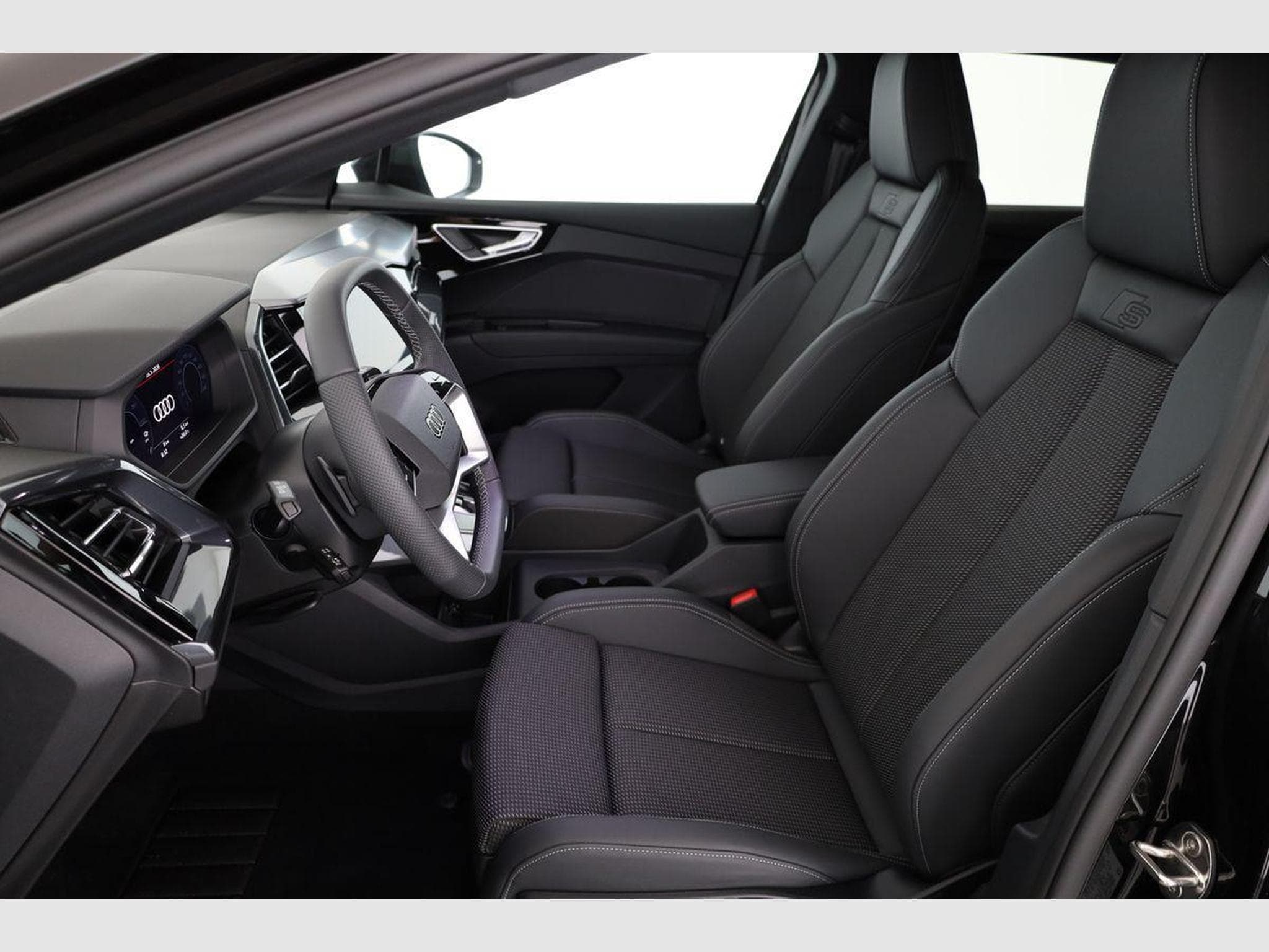 Audi Q4 e-tron 45 e-tron basis quattro (2026) - Photo 12