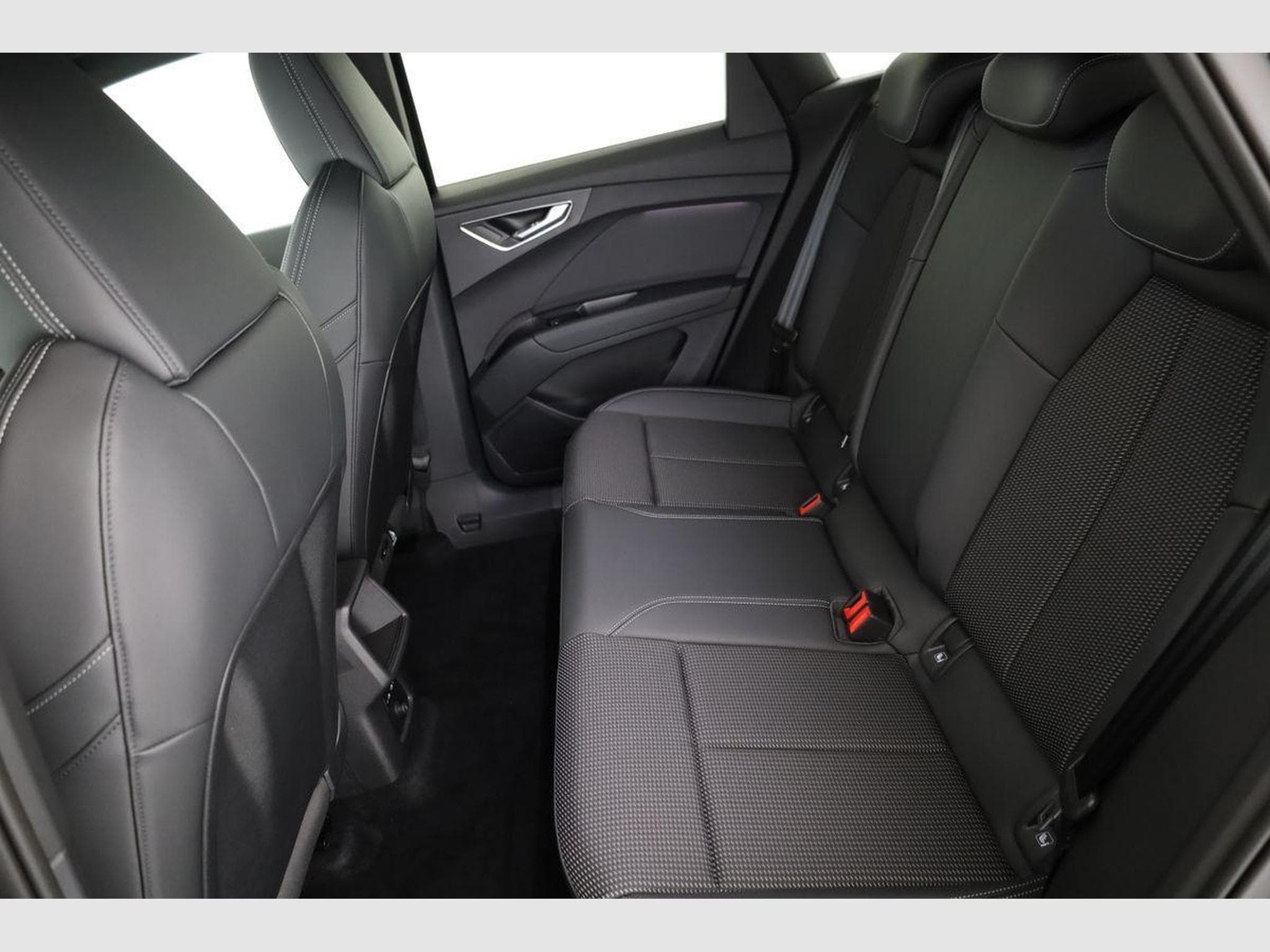 Audi Q4 e-tron 45 e-tron basis quattro (2026) - Photo 13