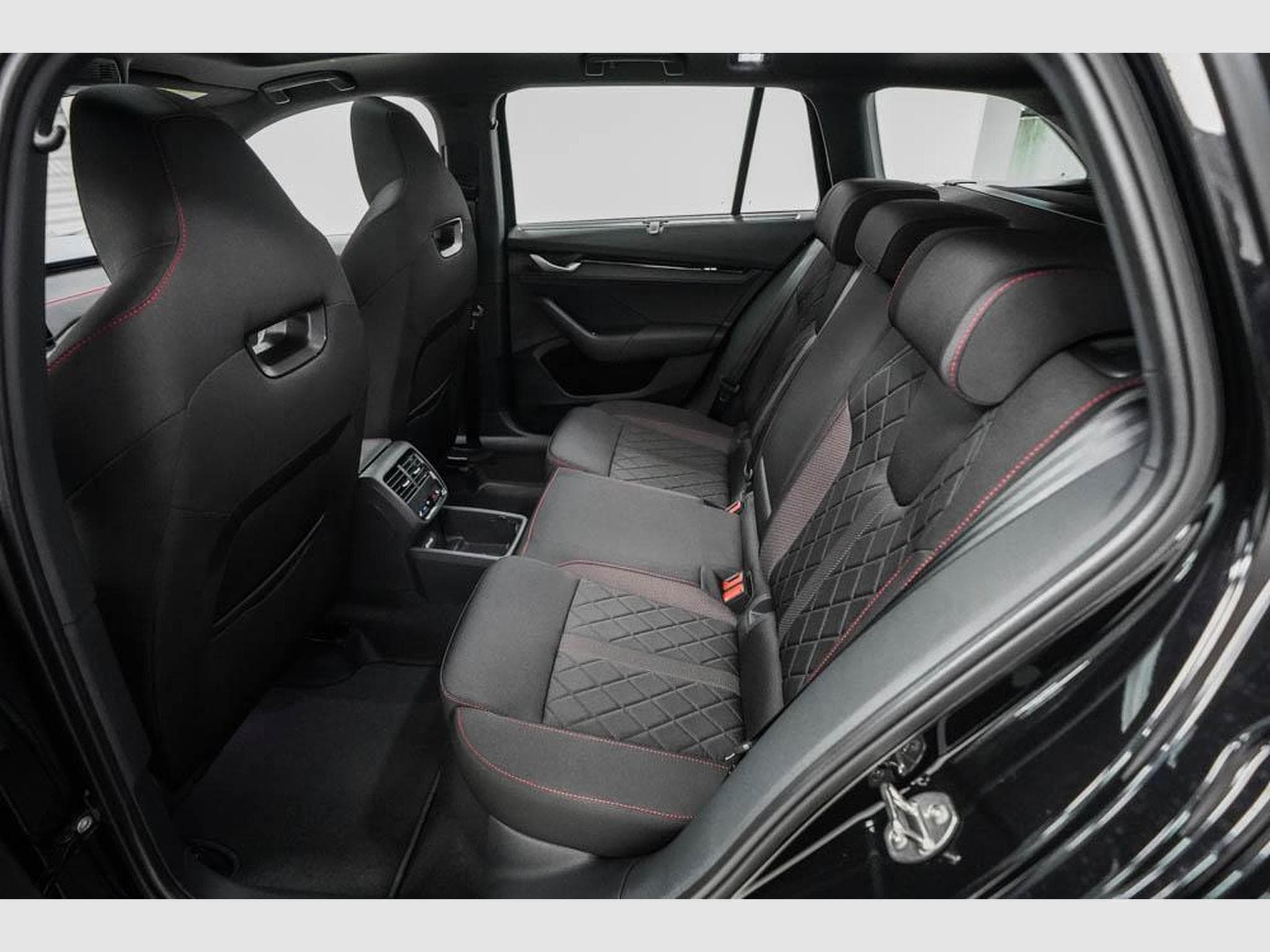 Skoda Octavia Kombi 2,0 TSI (2025) - Photo 16