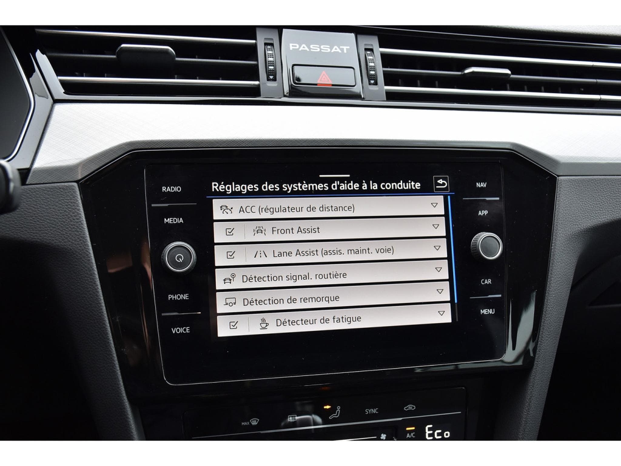 VW Passat 1.4 TSI GTE DSG ACC GPS LANE CARNET (2021) - Photo 13
