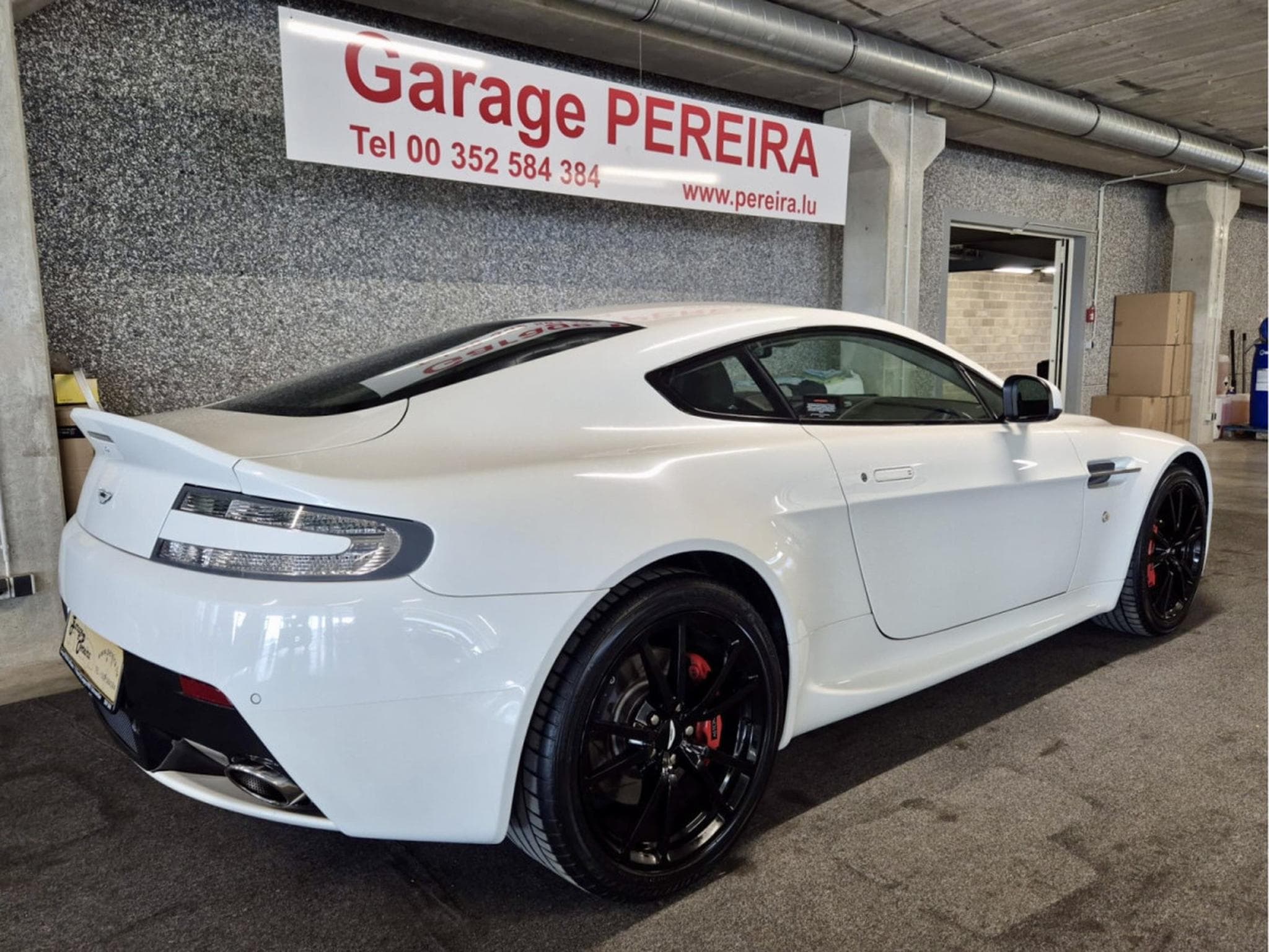 Aston-Martin V8 Vantage EUROPA CARBON CUIR NAVI (2013) - Photo 2