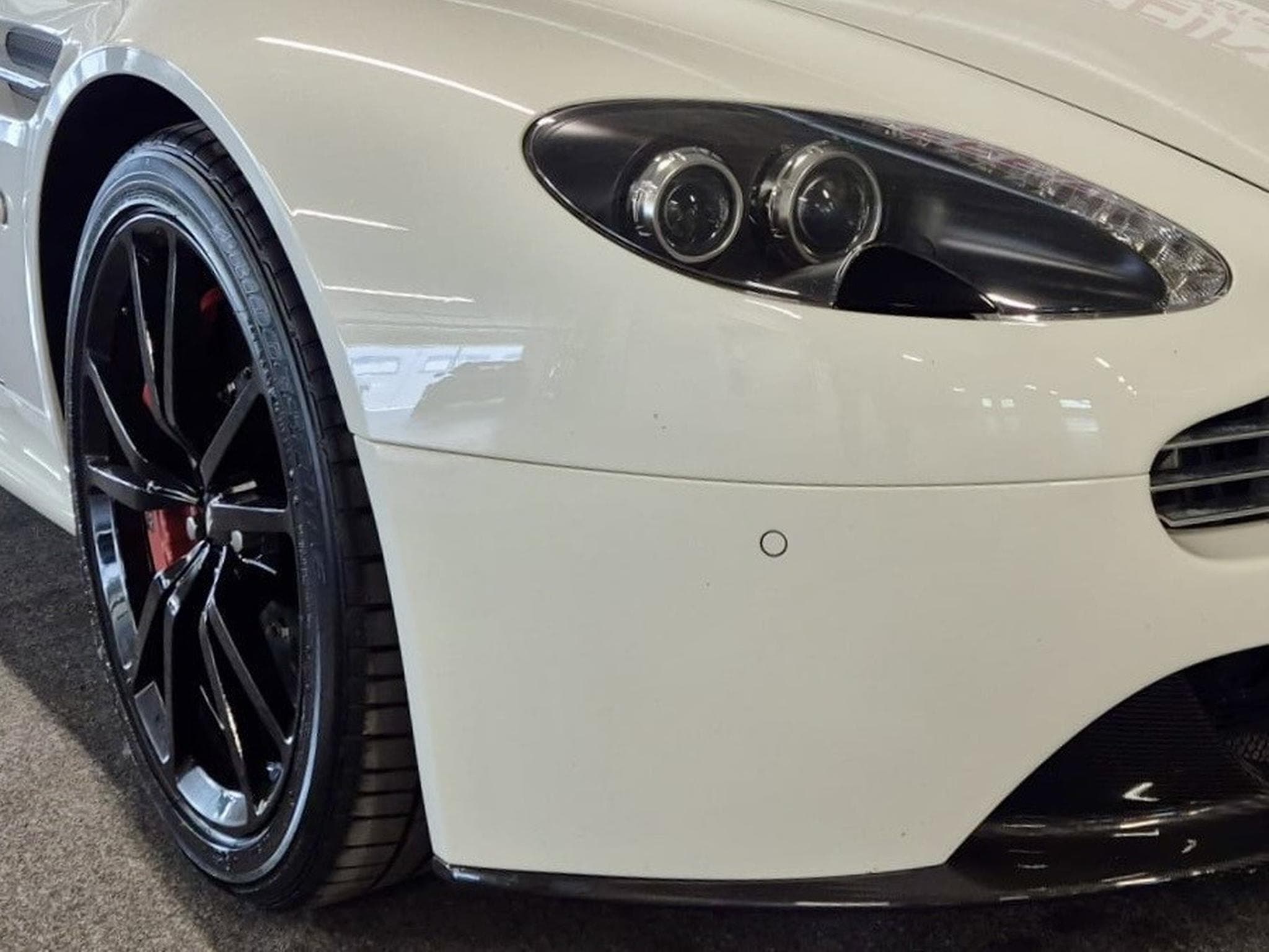 Aston-Martin V8 Vantage EUROPA CARBON CUIR NAVI (2013) - Photo 9