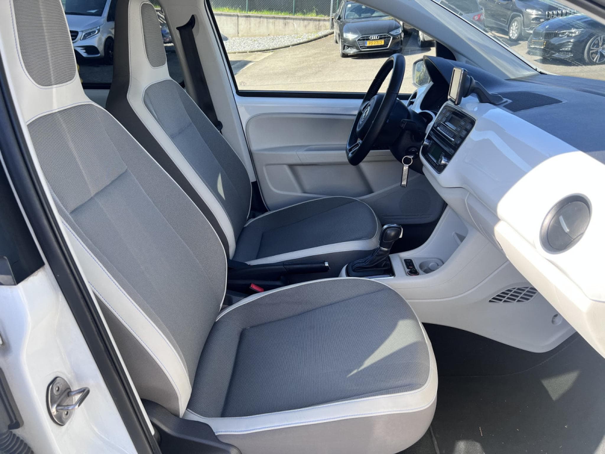VW UP CLIM NAVI ELECTRIC (2014) - Photo 8