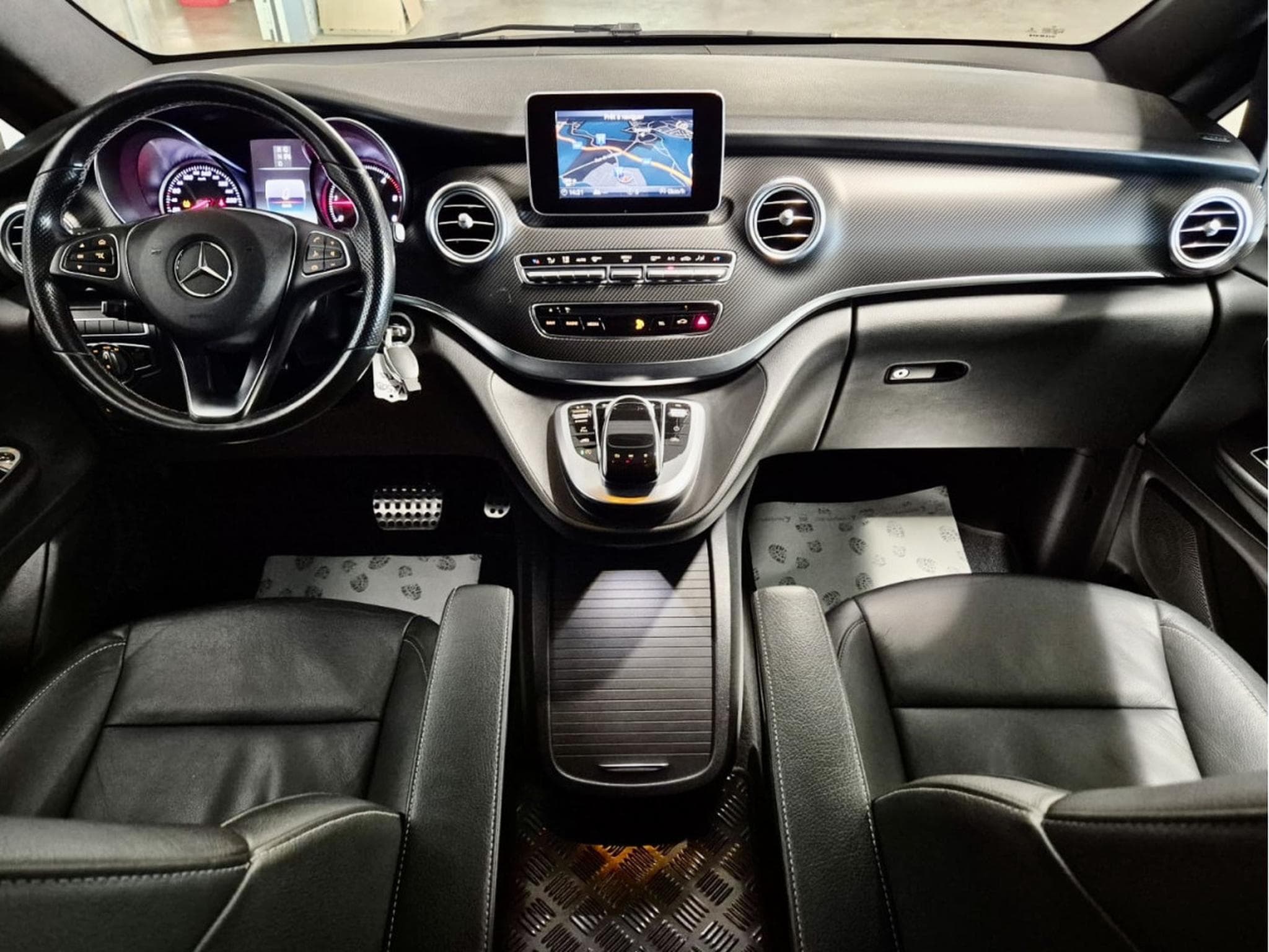 Mercedes V 250 D AMG LINE 7 SITZE CUIR NAVI 1 HAND (2019) - Photo 9