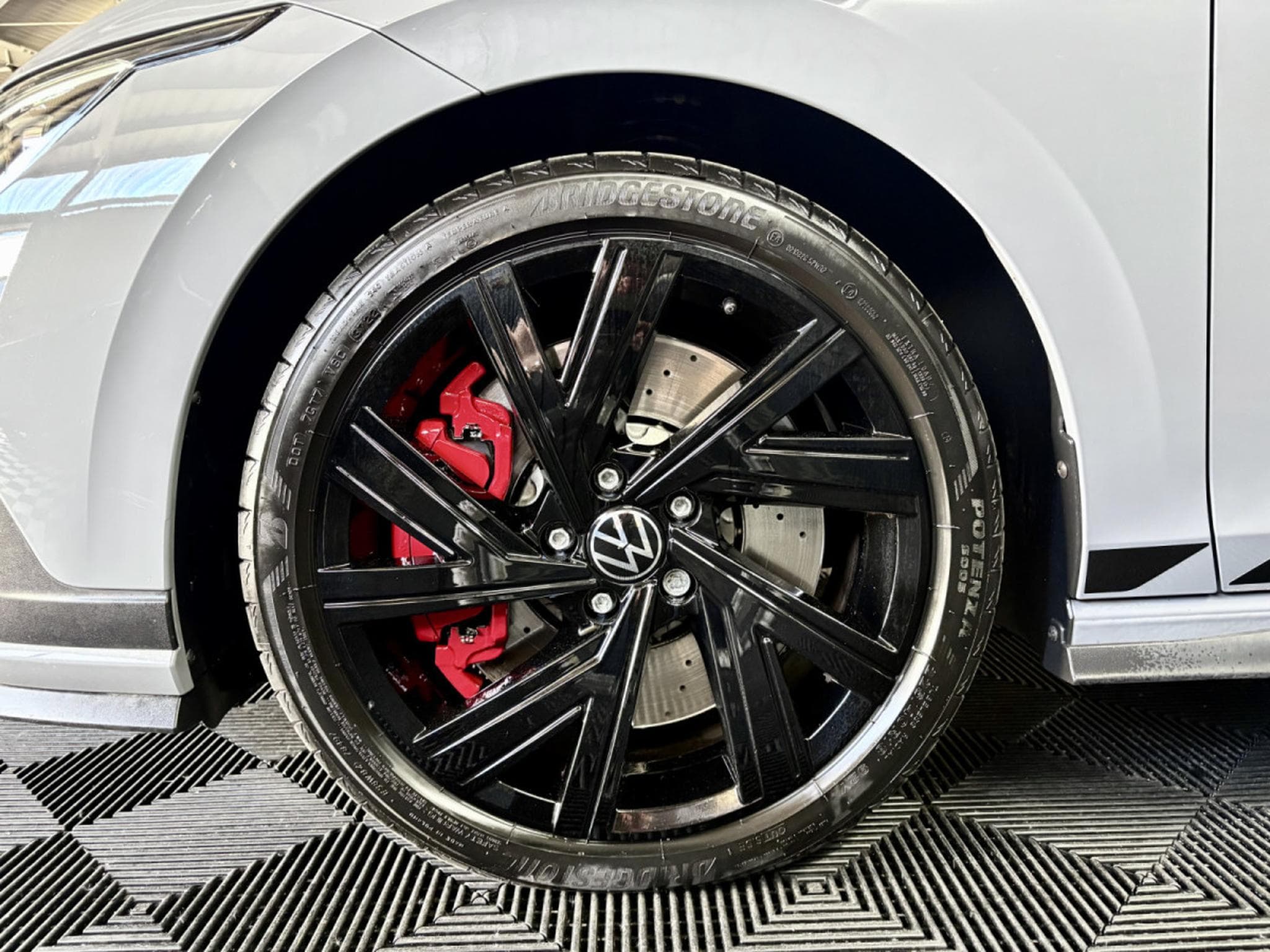 VW Golf GTI Clubsport 2.0 TSI 300 CV DSG7 *ACC* *SIEGES CHAUFF* (2023) - Photo 16