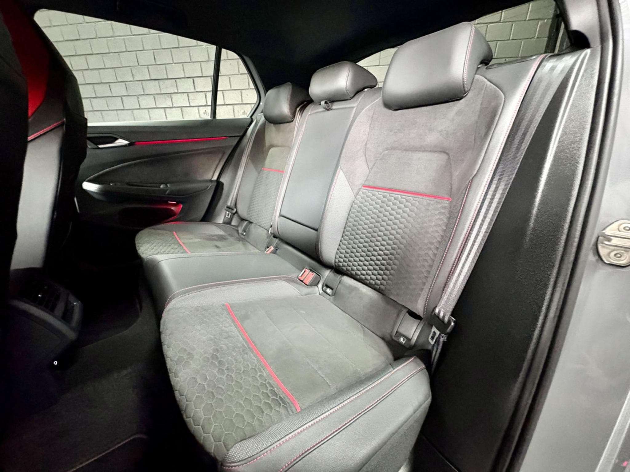 VW Golf GTI Clubsport 2.0 TSI 300 CV DSG7 *ACC* *SIEGES CHAUFF* (2023) - Photo 22