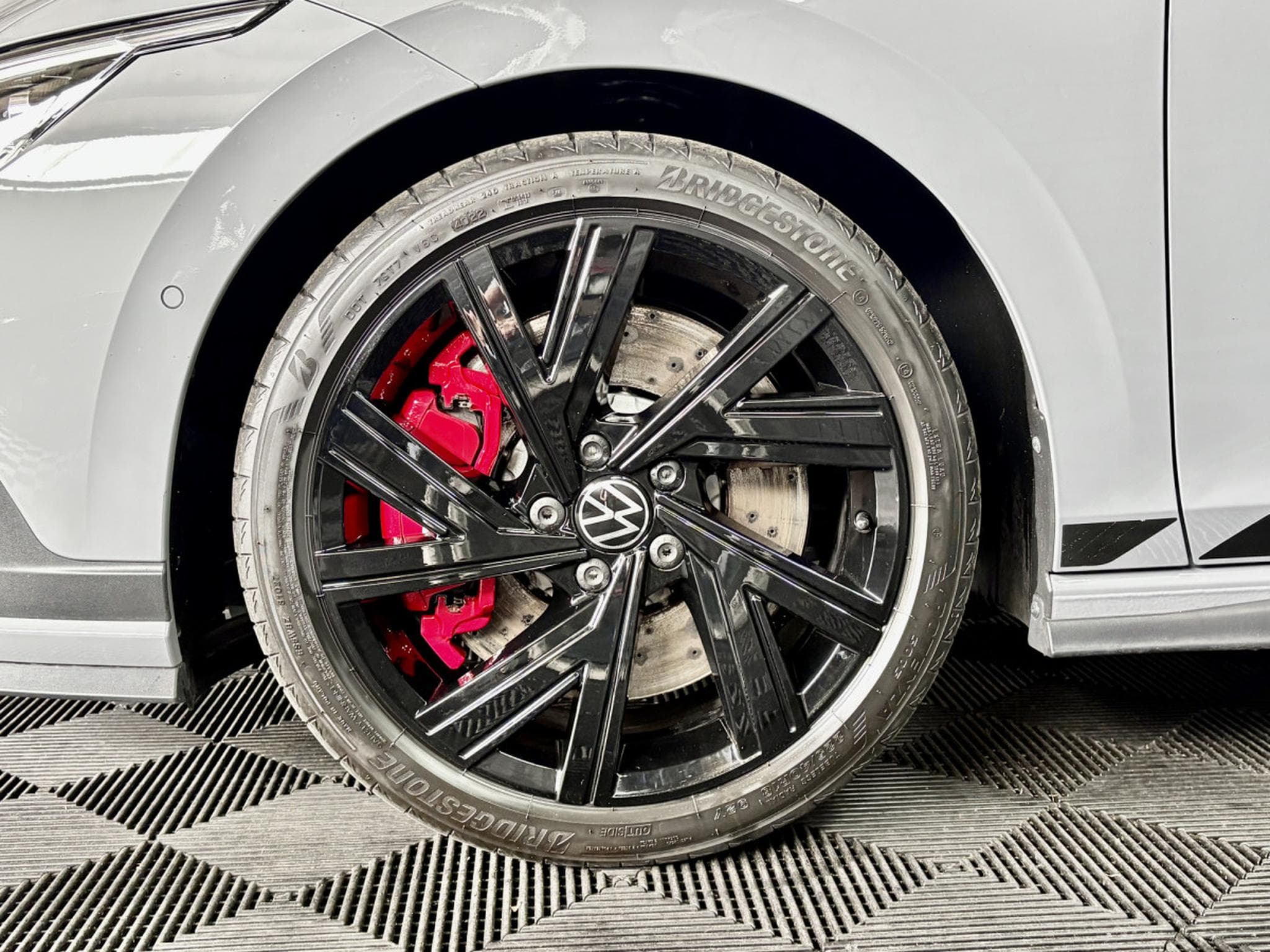 VW Golf GTI Clubsport 2.0 TSI 300 CV DSG7 *ACC* *SIEGES CHAUFF* (2023) - Photo 25