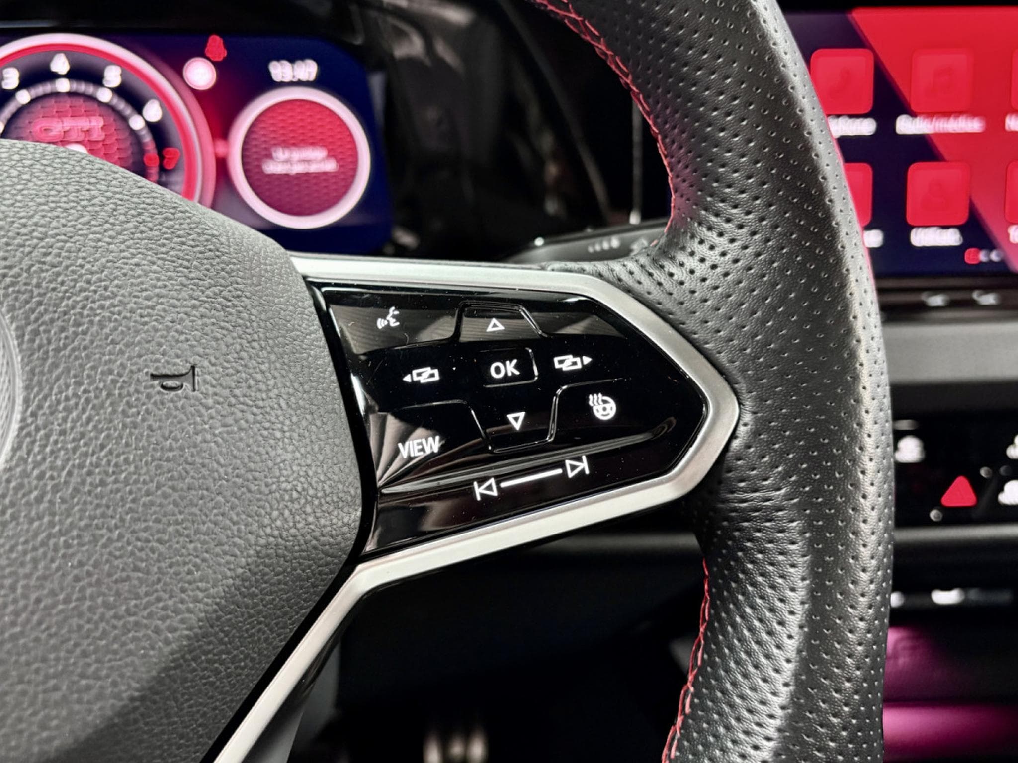 VW Golf GTI Clubsport 2.0 TSI 300 CV DSG7 *ACC* *SIEGES CHAUFF* (2023) - Photo 9