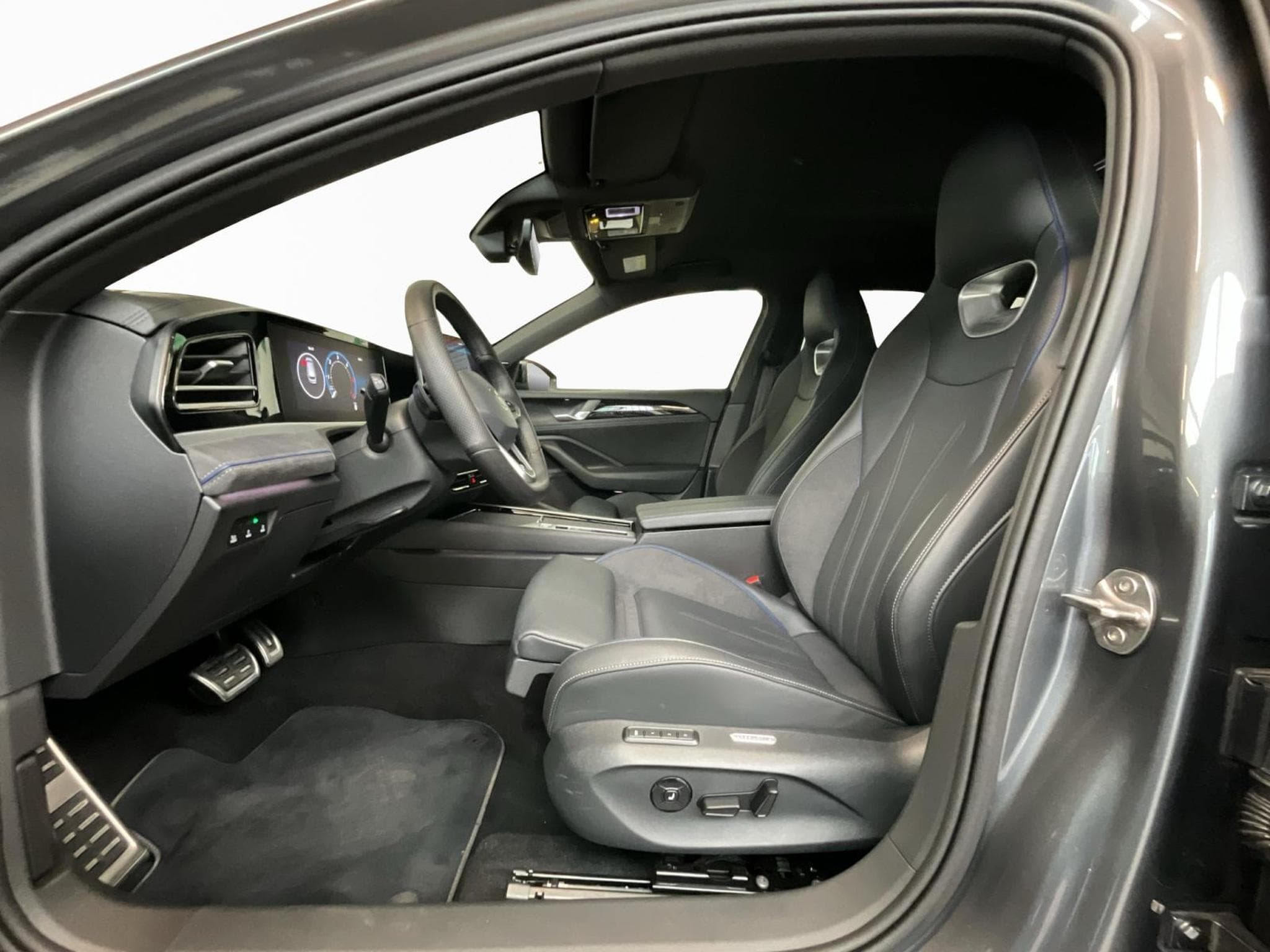 VW Passat R-line+Black-Style+DSG+4M+AHK+IQ-Drive (2025) - Photo 10