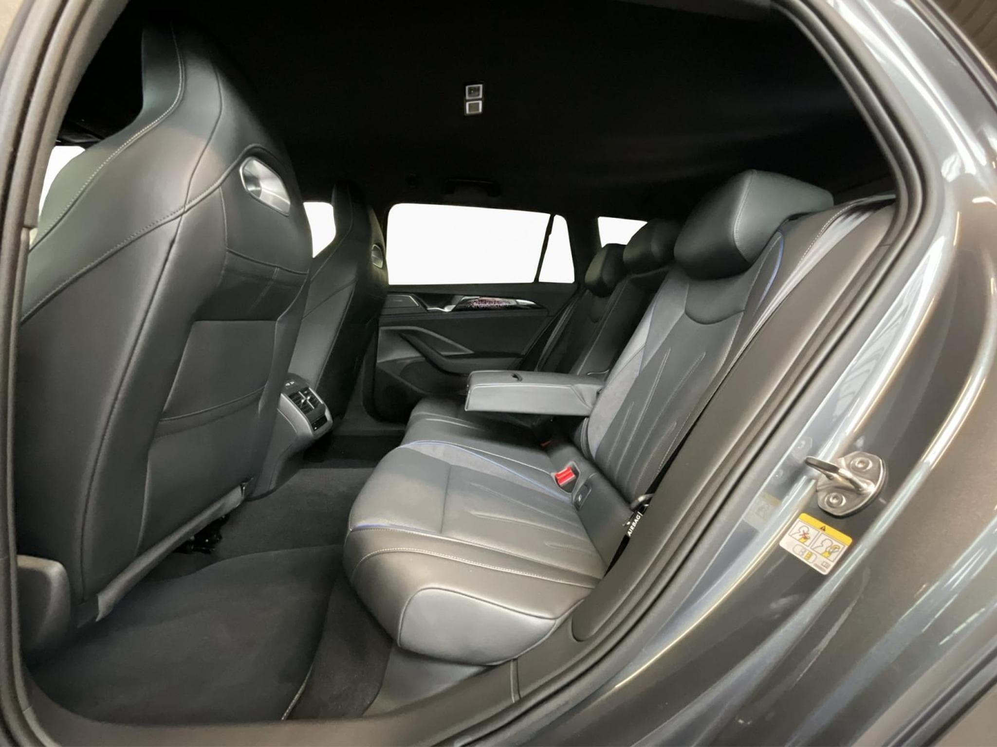 VW Passat R-line+Black-Style+DSG+4M+AHK+IQ-Drive (2025) - Photo 15