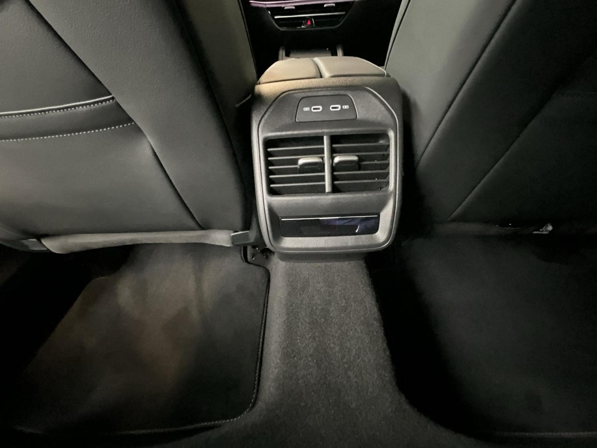 VW Passat R-line+Black-Style+DSG+4M+AHK+IQ-Drive (2025) - Photo 19
