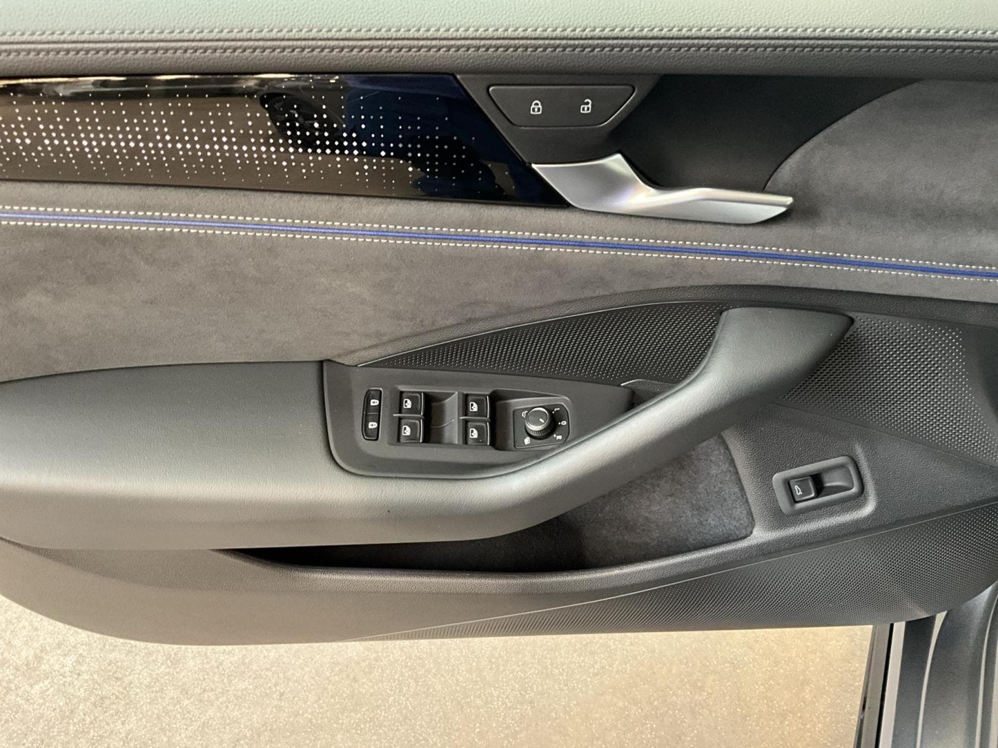 VW Passat R-line+Black-Style+DSG+4M+AHK+IQ-Drive (2025) - Photo 9