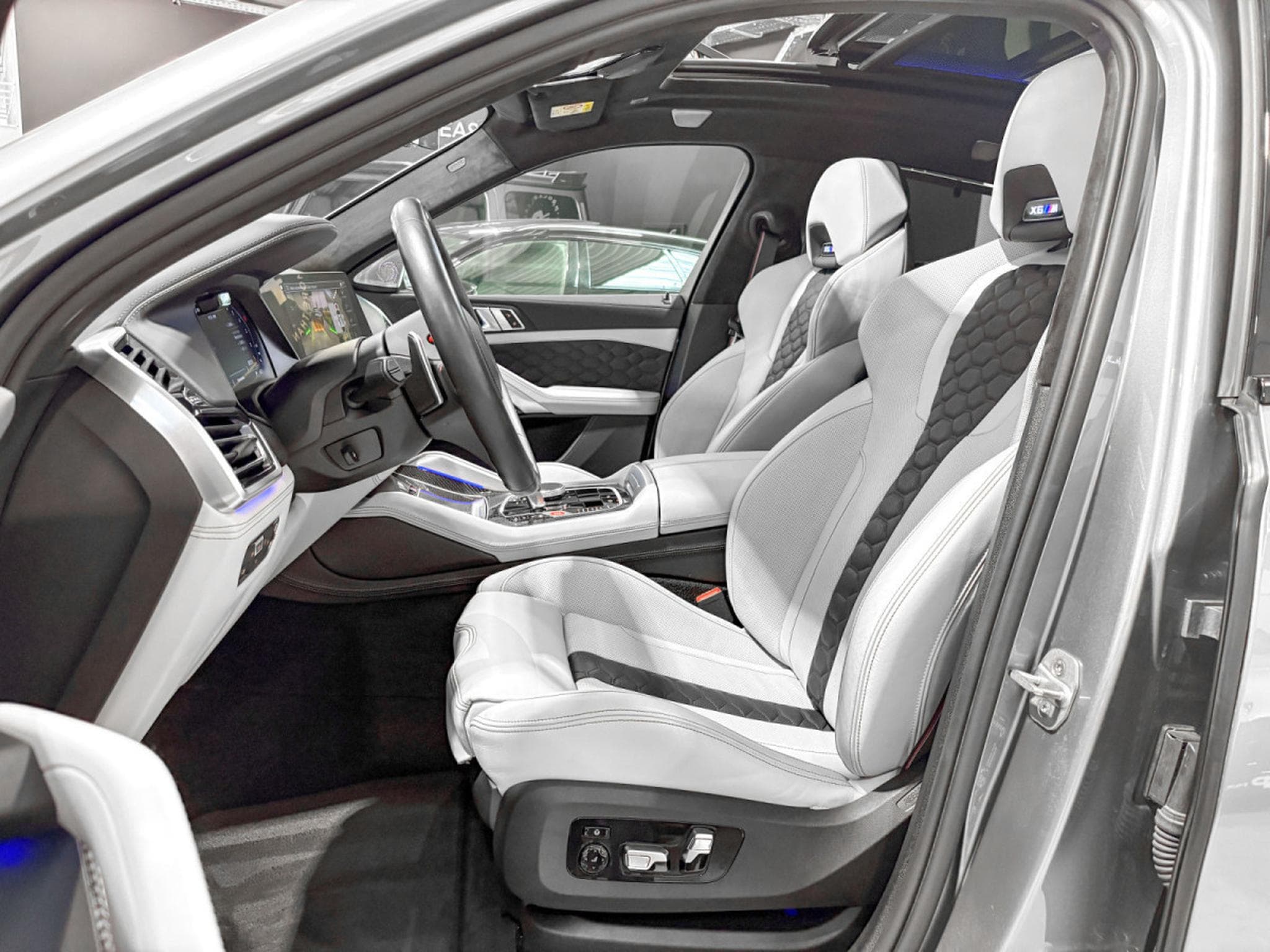 BMW X6M Competition,/Pano/HUD//Soft/CARBONE/360° ACC+ AHK/ Laser Sit (2022) - Photo 11
