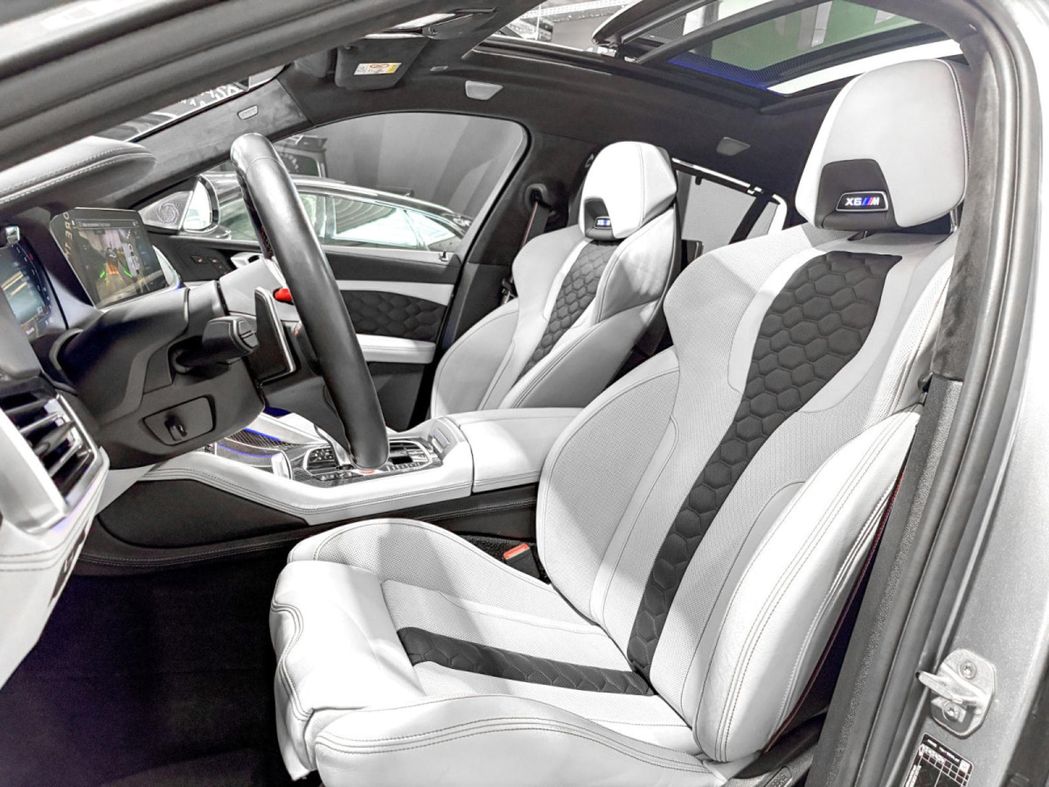 BMW X6M Competition,/Pano/HUD//Soft/CARBONE/360° ACC+ AHK/ Laser Sit (2022) - Photo 22