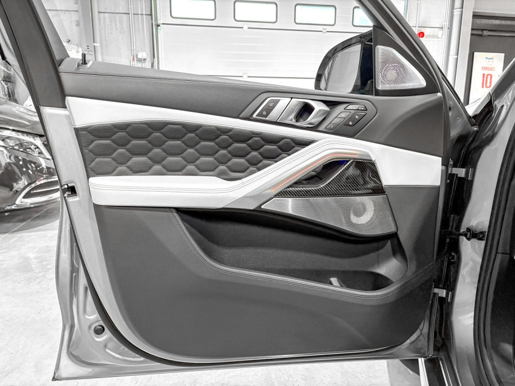 BMW X6M Competition,/Pano/HUD//Soft/CARBONE/360° ACC+ AHK/ Laser Sit (2022) - Photo 23