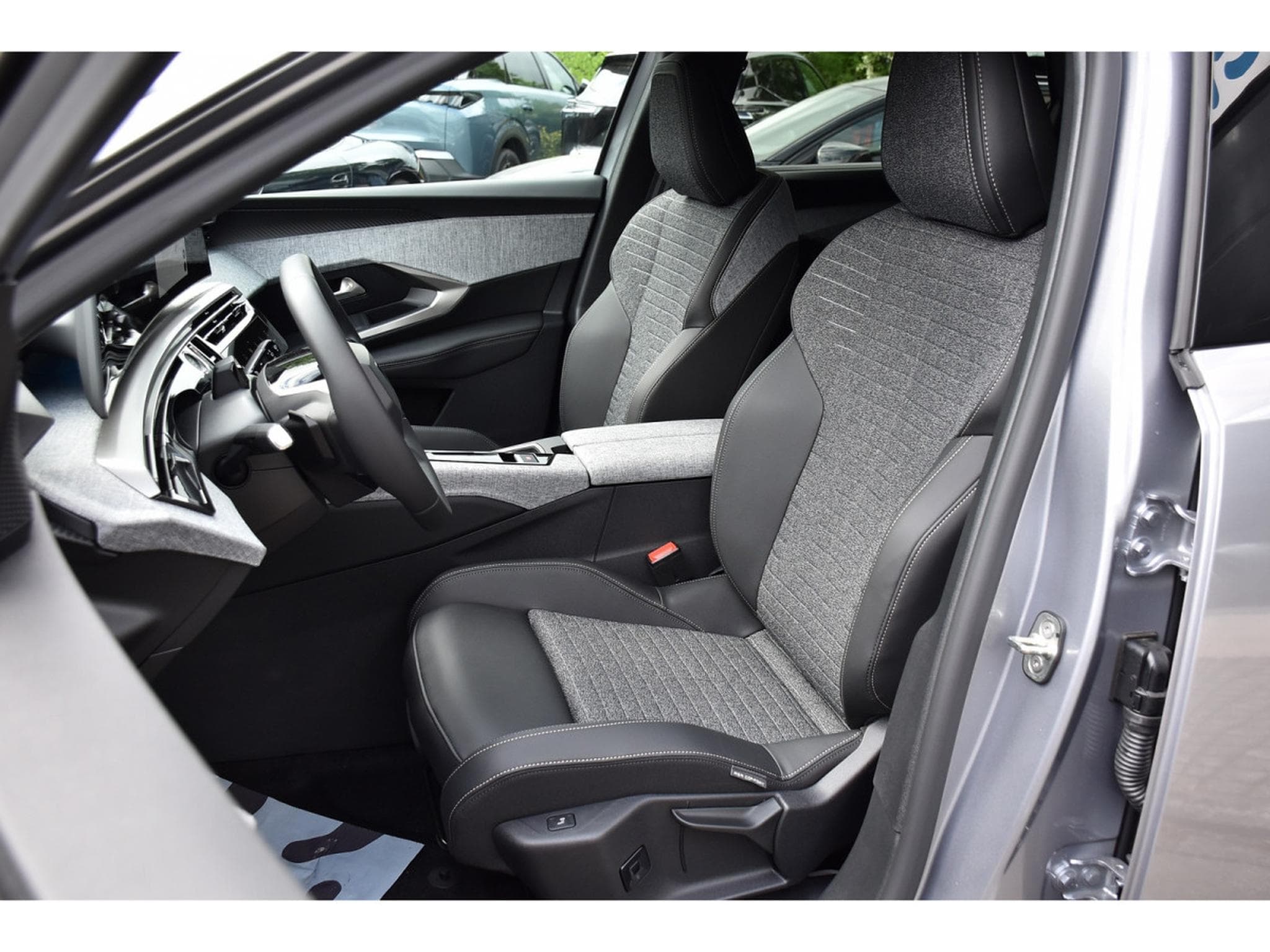 Peugeot 5008 Hybrid 145 Allure e-DCS ACC SG CHFF CAM360 NEUF (2026) - Photo 6