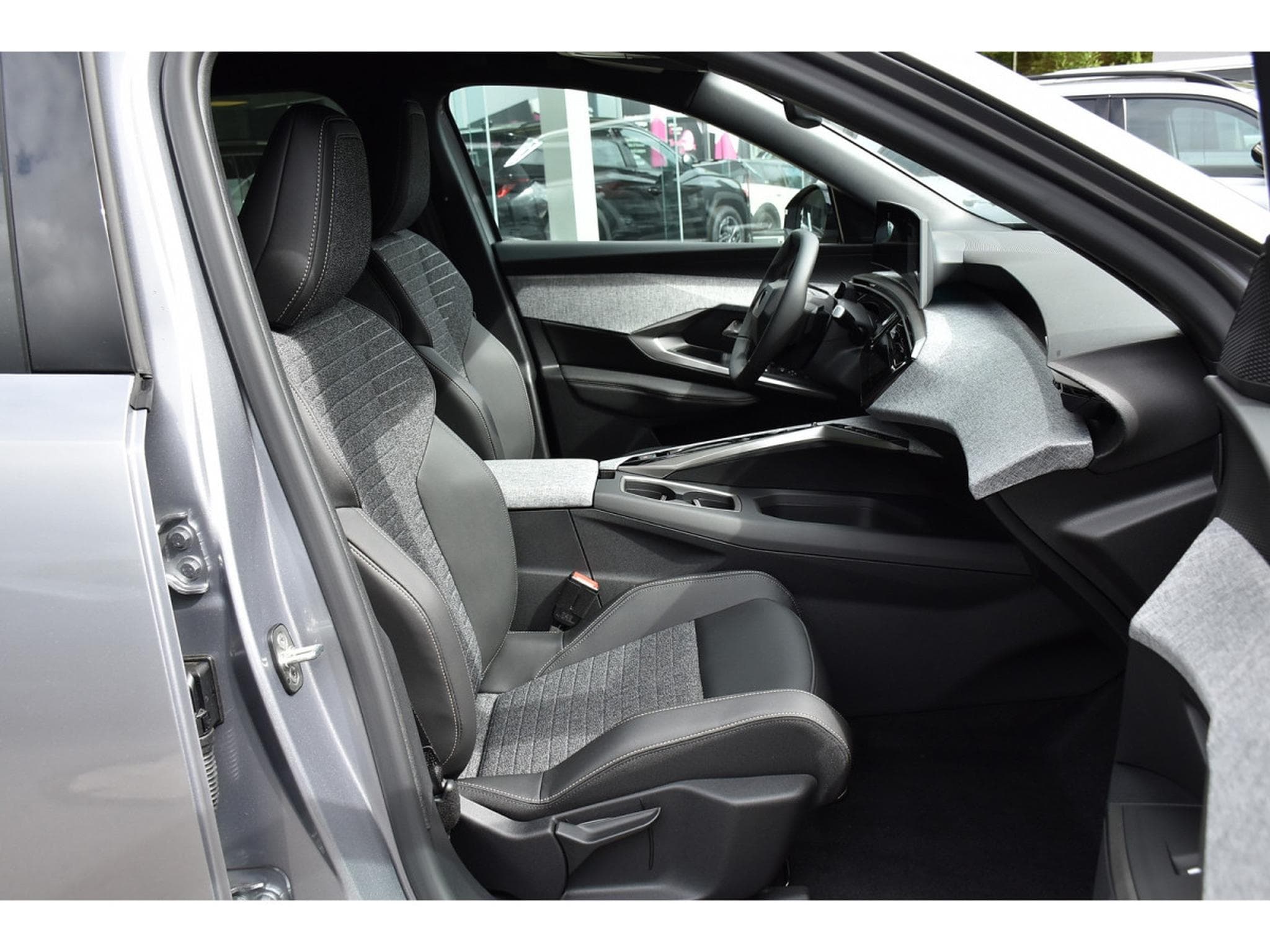 Peugeot 5008 Hybrid 145 Allure e-DCS ACC SG CHFF CAM360 NEUF (2026) - Photo 7